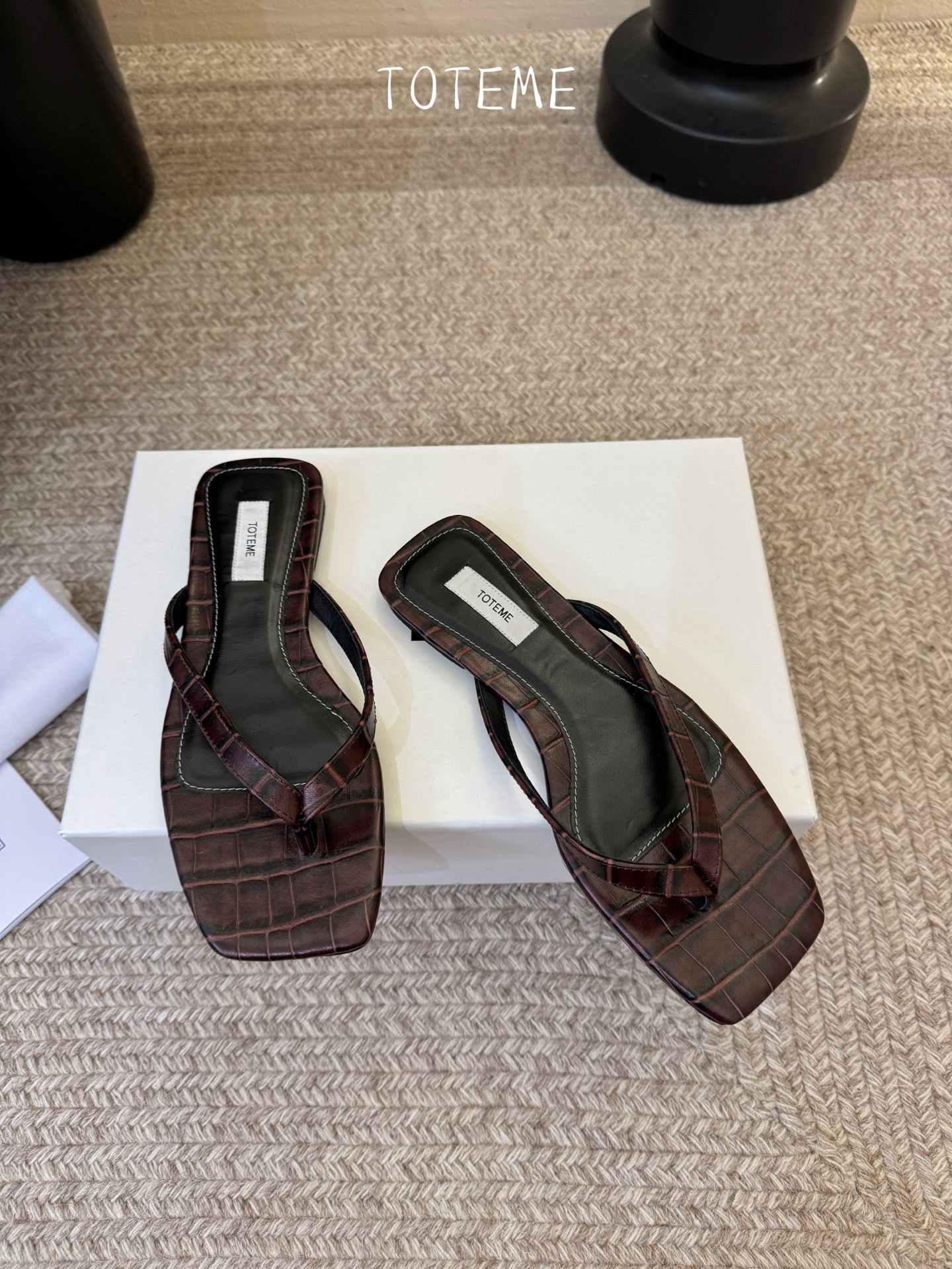 Toteme春夏新款猫跟夹趾拖鞋‼️矮跟人字拖！这双真的爱了爱了 极简风又带时髦 必入的一双单品 我爱了