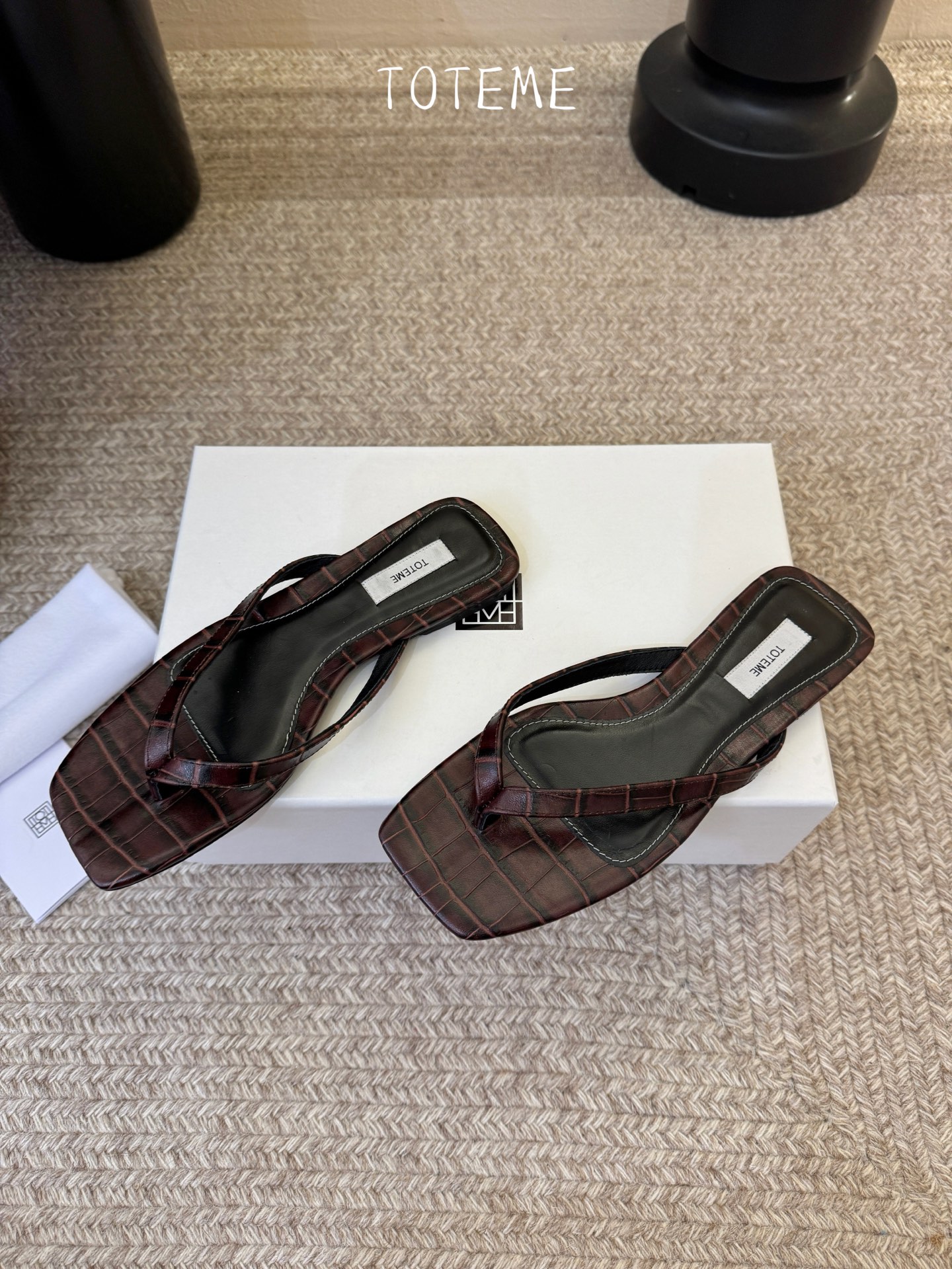 Toteme春夏新款猫跟夹趾拖鞋‼️矮跟人字拖！这双真的爱了爱了 极简风又带时髦 必入的一双单品 我爱了