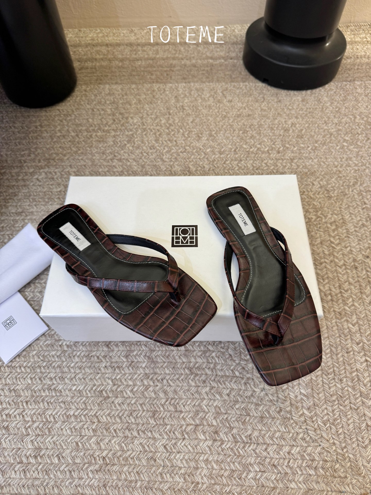 Toteme春夏新款猫跟夹趾拖鞋‼️矮跟人字拖！这双真的爱了爱了 极简风又带时髦 必入的一双单品 我爱了