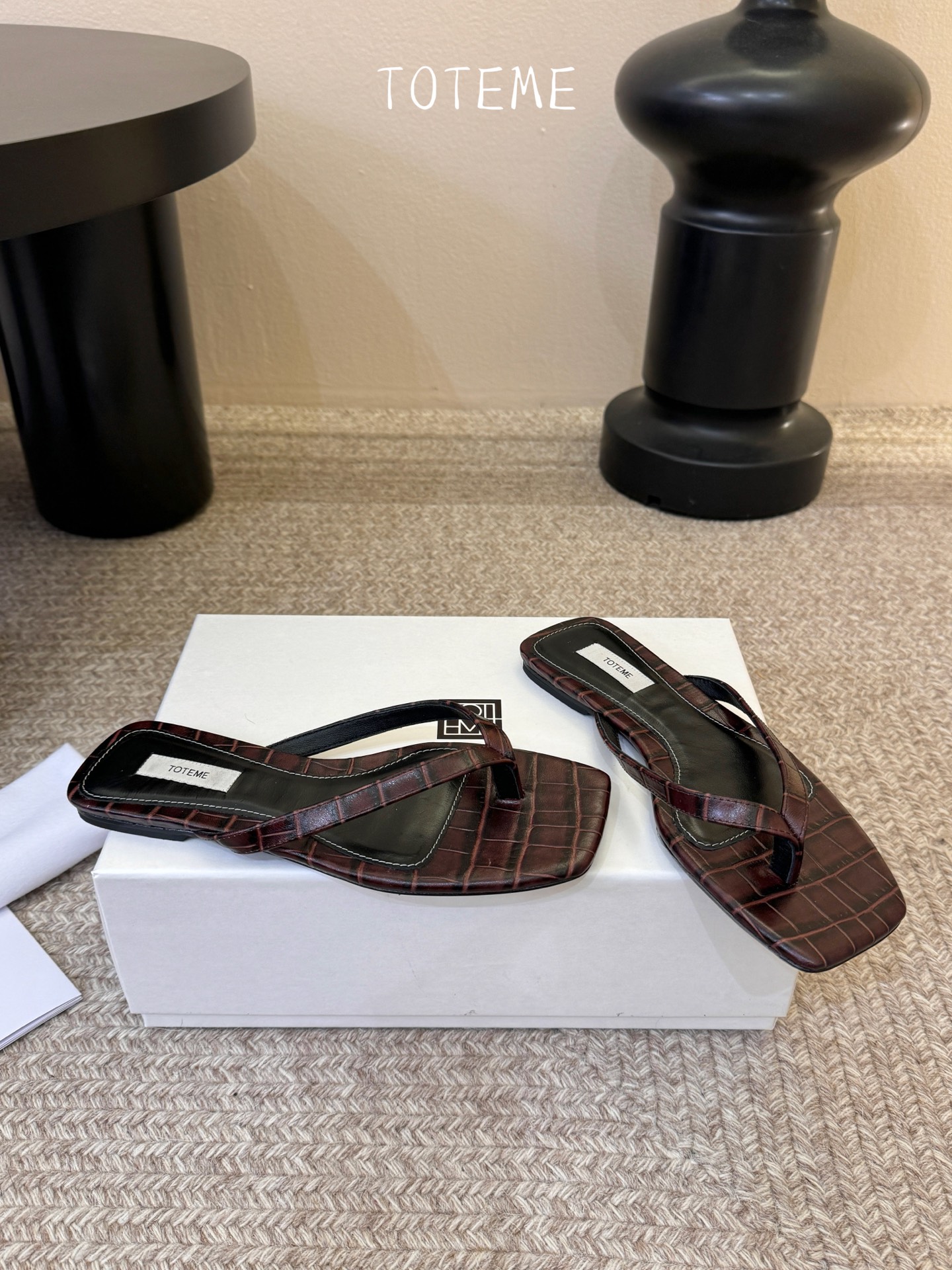 Toteme春夏新款猫跟夹趾拖鞋‼️矮跟人字拖！这双真的爱了爱了 极简风又带时髦 必入的一双单品 我爱了