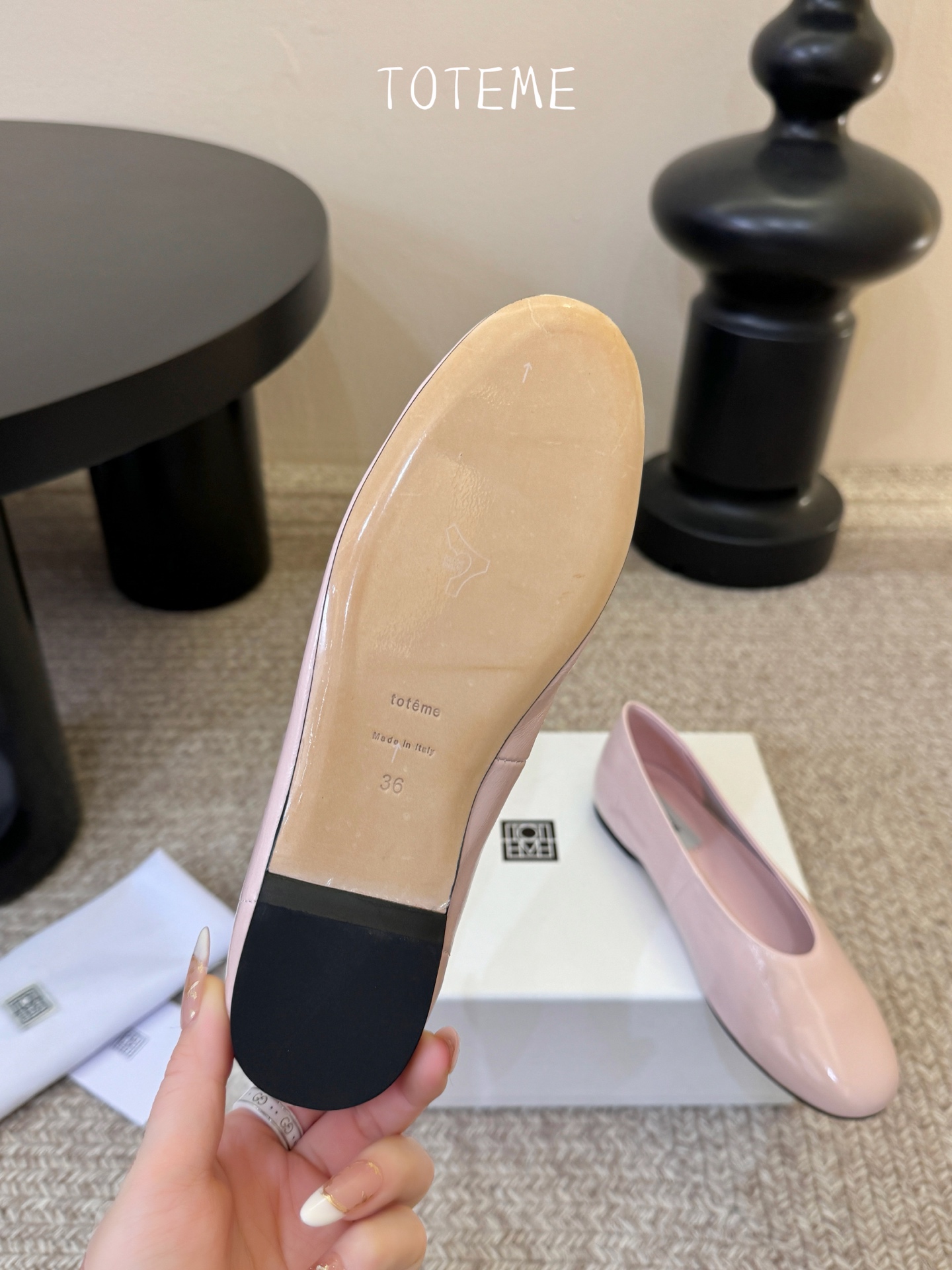 Toteme新款奶奶鞋！极简主义风格 复古又高级！简约又大气 属于非常耐看的款式！鞋面采用牛反绒/开边珠