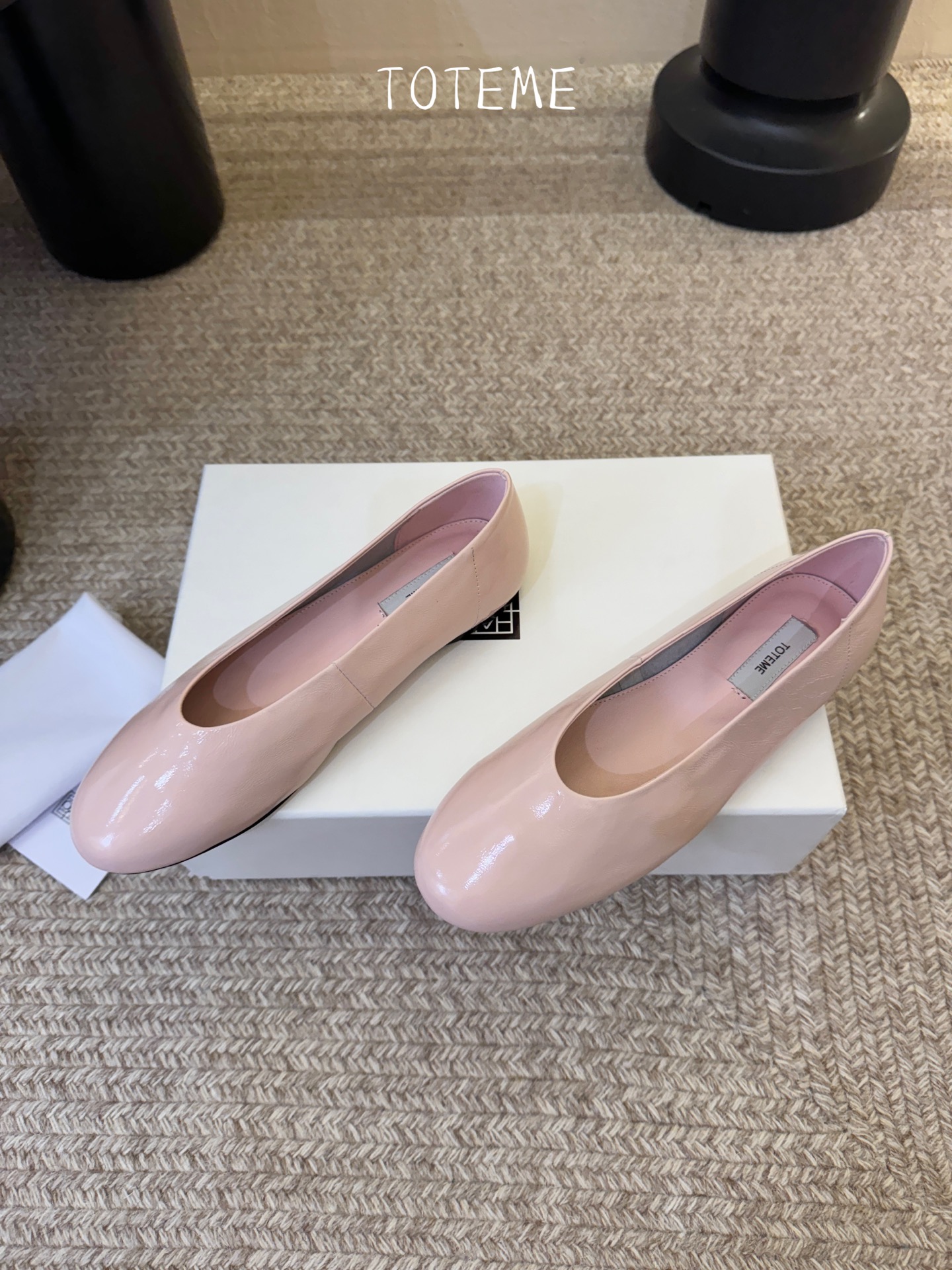 Toteme新款奶奶鞋！极简主义风格 复古又高级！简约又大气 属于非常耐看的款式！鞋面采用牛反绒/开边珠