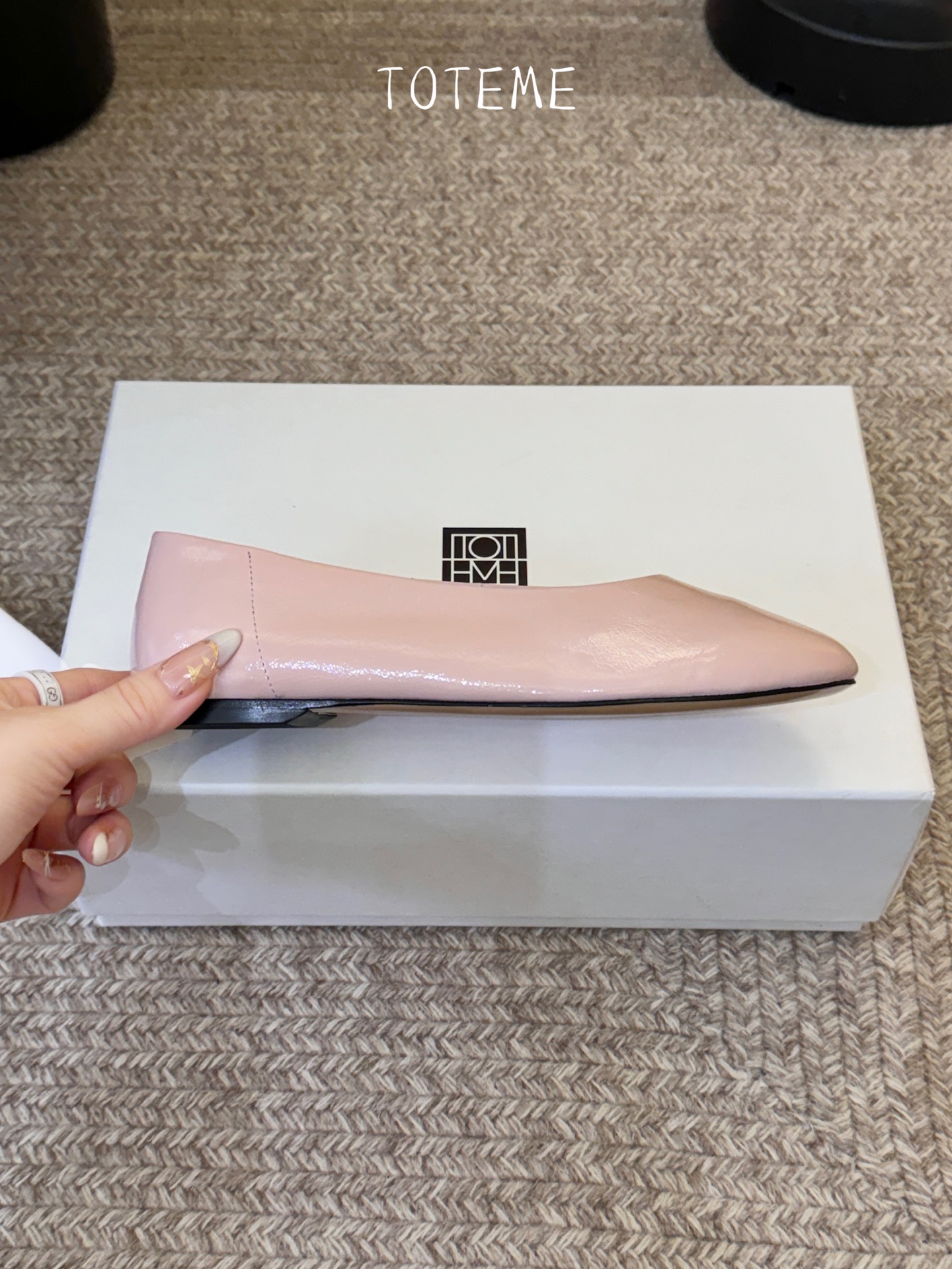 Toteme新款奶奶鞋！极简主义风格 复古又高级！简约又大气 属于非常耐看的款式！鞋面采用牛反绒/开边珠