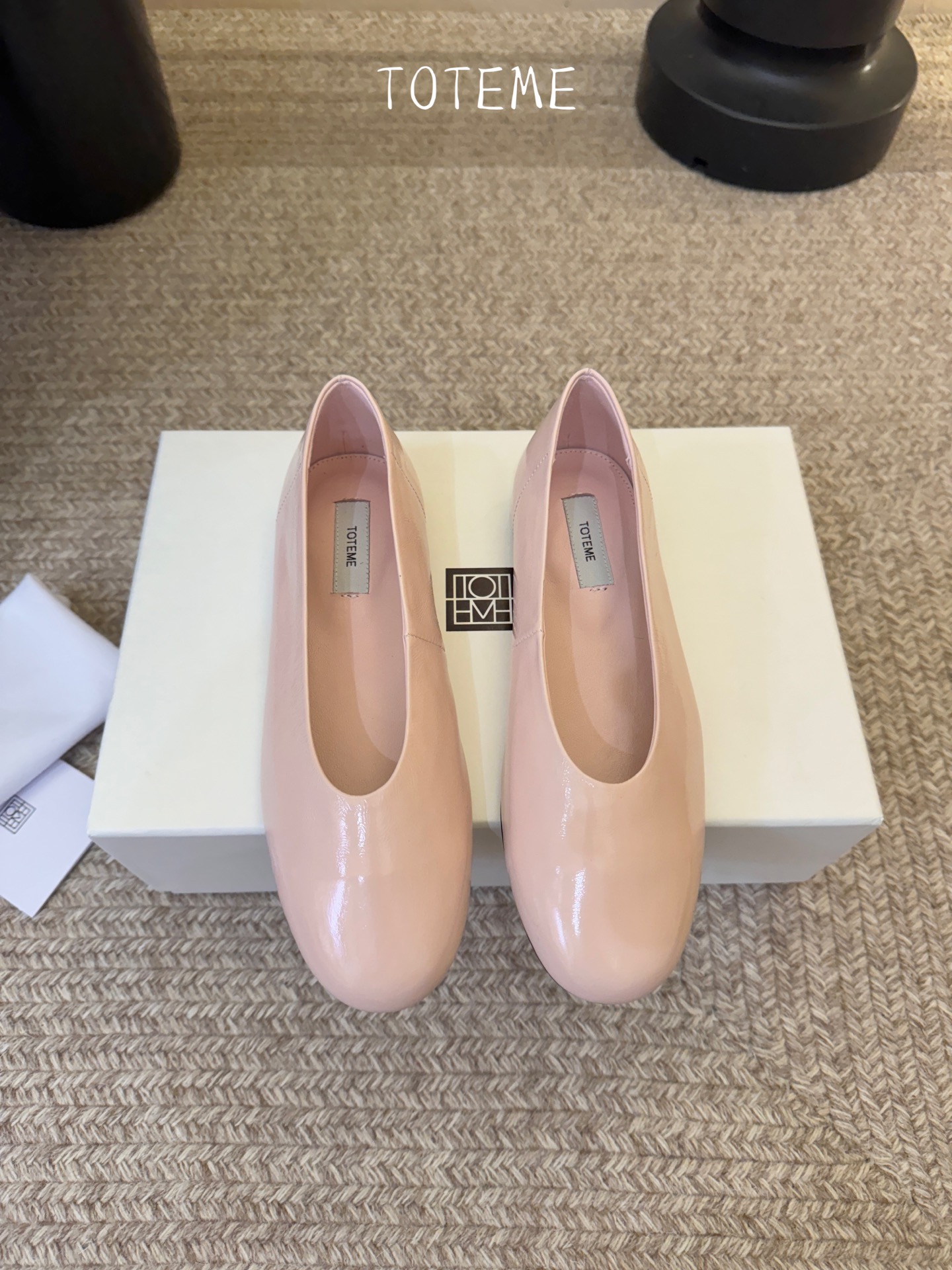 Toteme新款奶奶鞋！极简主义风格 复古又高级！简约又大气 属于非常耐看的款式！鞋面采用牛反绒/开边珠