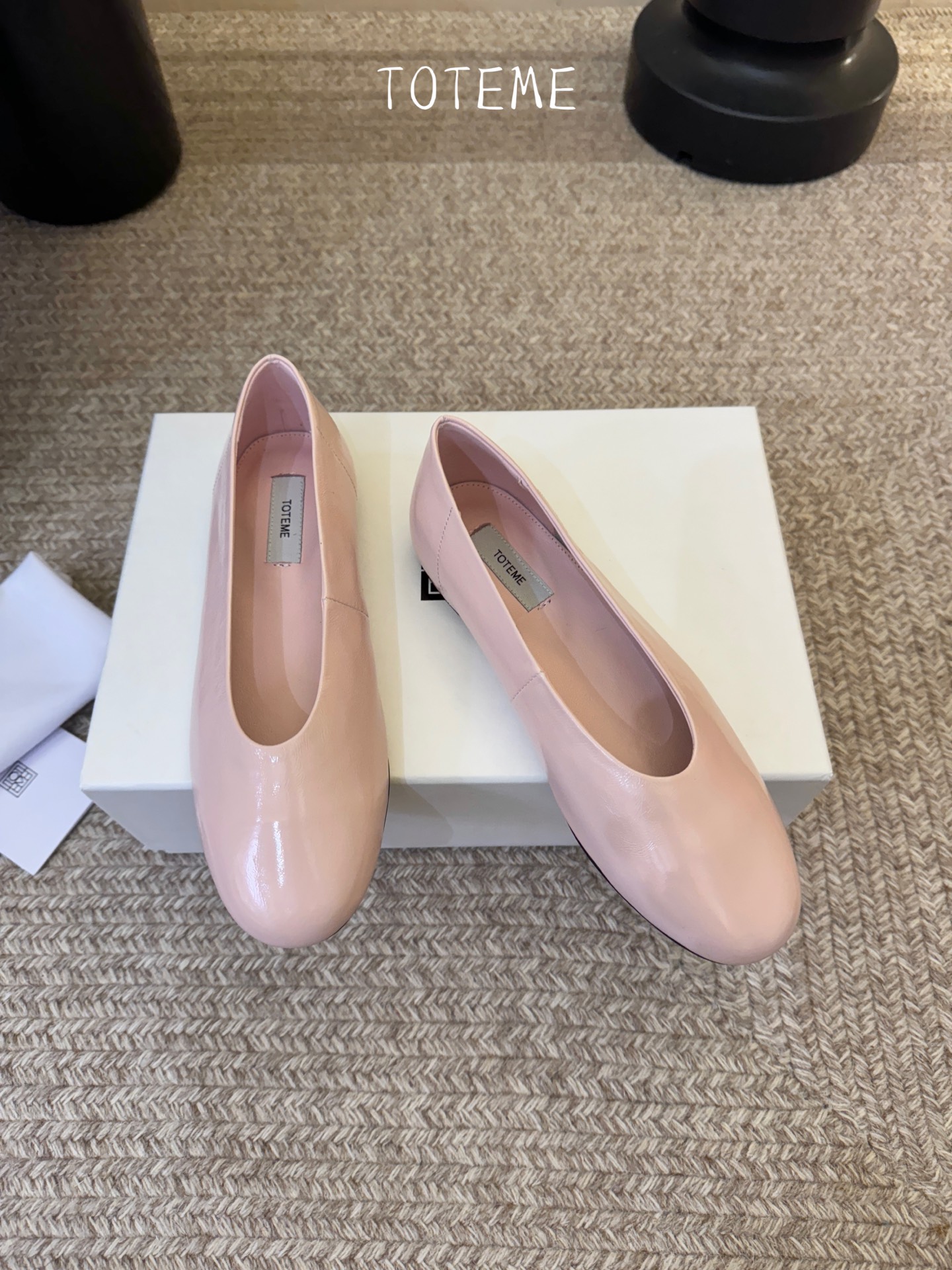 Toteme新款奶奶鞋！极简主义风格 复古又高级！简约又大气 属于非常耐看的款式！鞋面采用牛反绒/开边珠