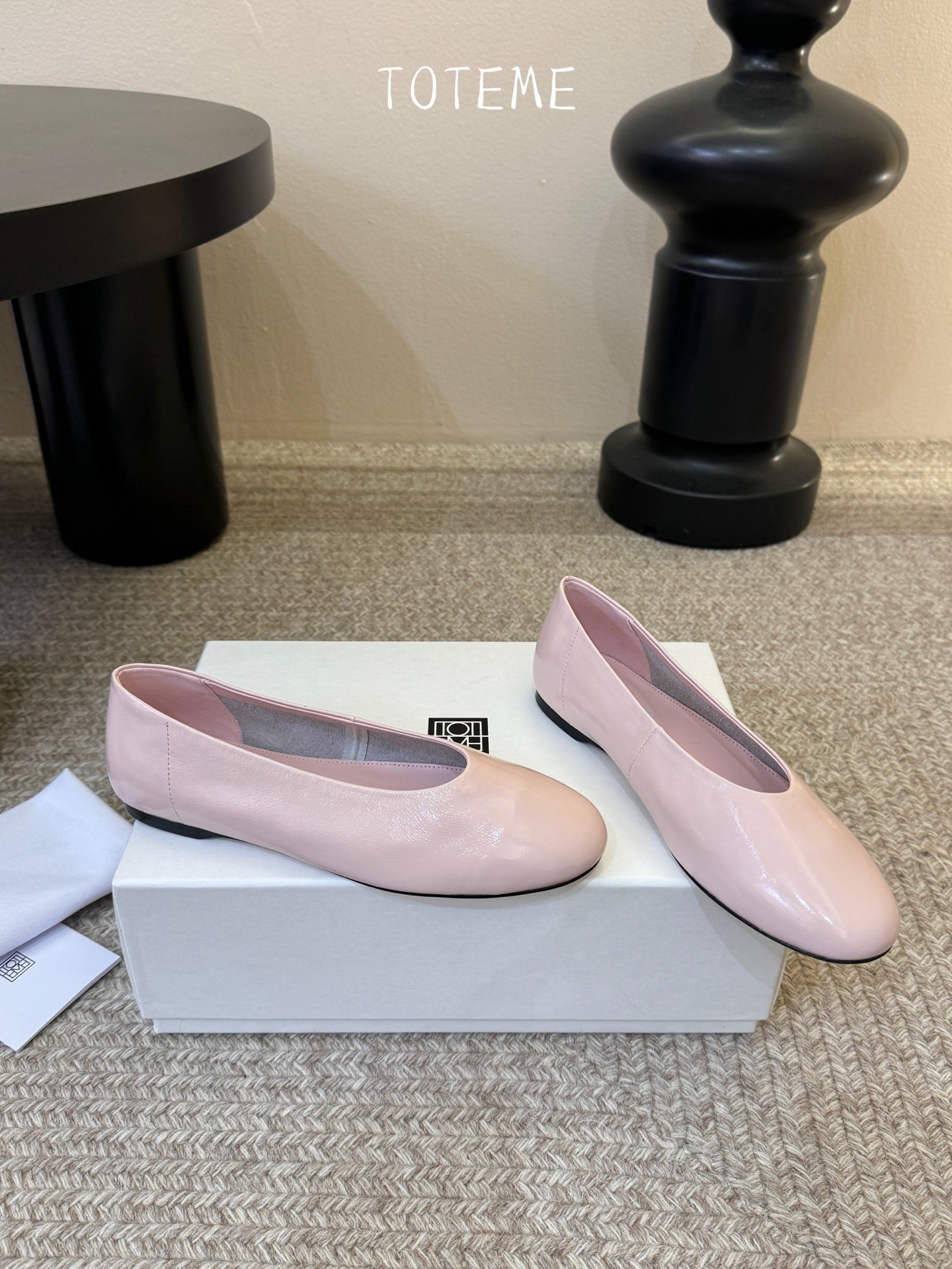 Toteme新款奶奶鞋！极简主义风格 复古又高级！简约又大气 属于非常耐看的款式！鞋面采用牛反绒/开边珠