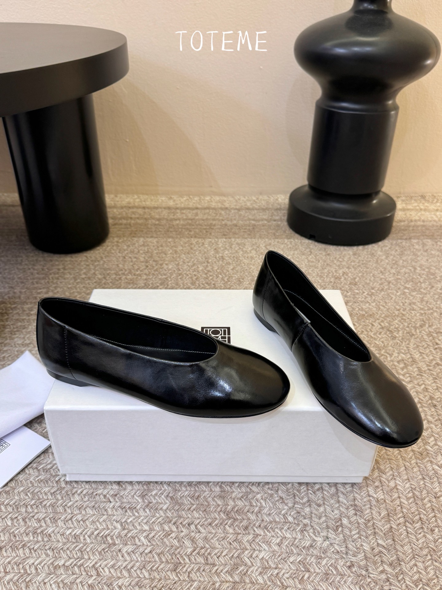 Toteme新款奶奶鞋！极简主义风格 复古又高级！简约又大气 属于非常耐看的款式！鞋面采用牛反绒/开边珠