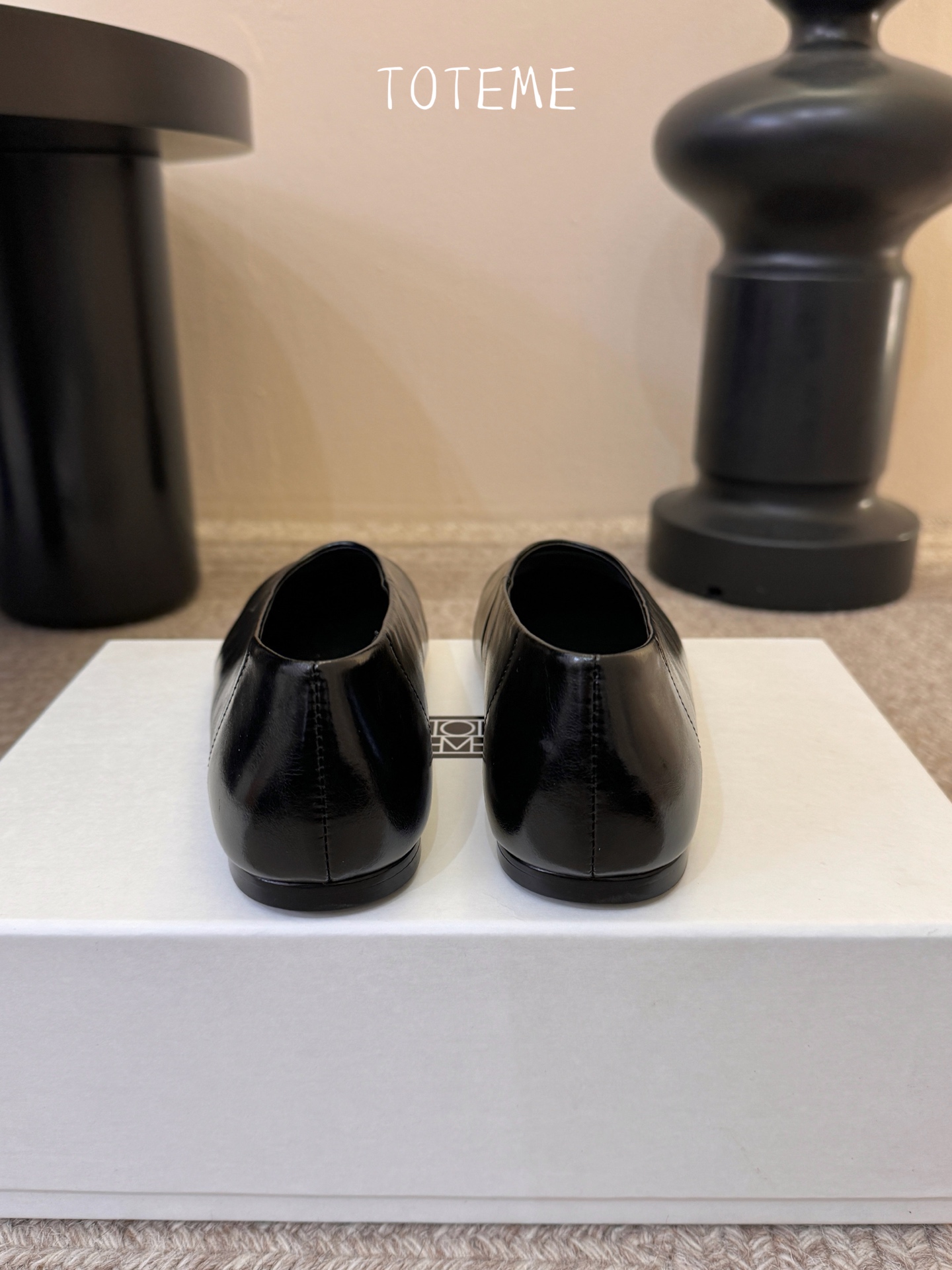 Toteme新款奶奶鞋！极简主义风格 复古又高级！简约又大气 属于非常耐看的款式！鞋面采用牛反绒/开边珠