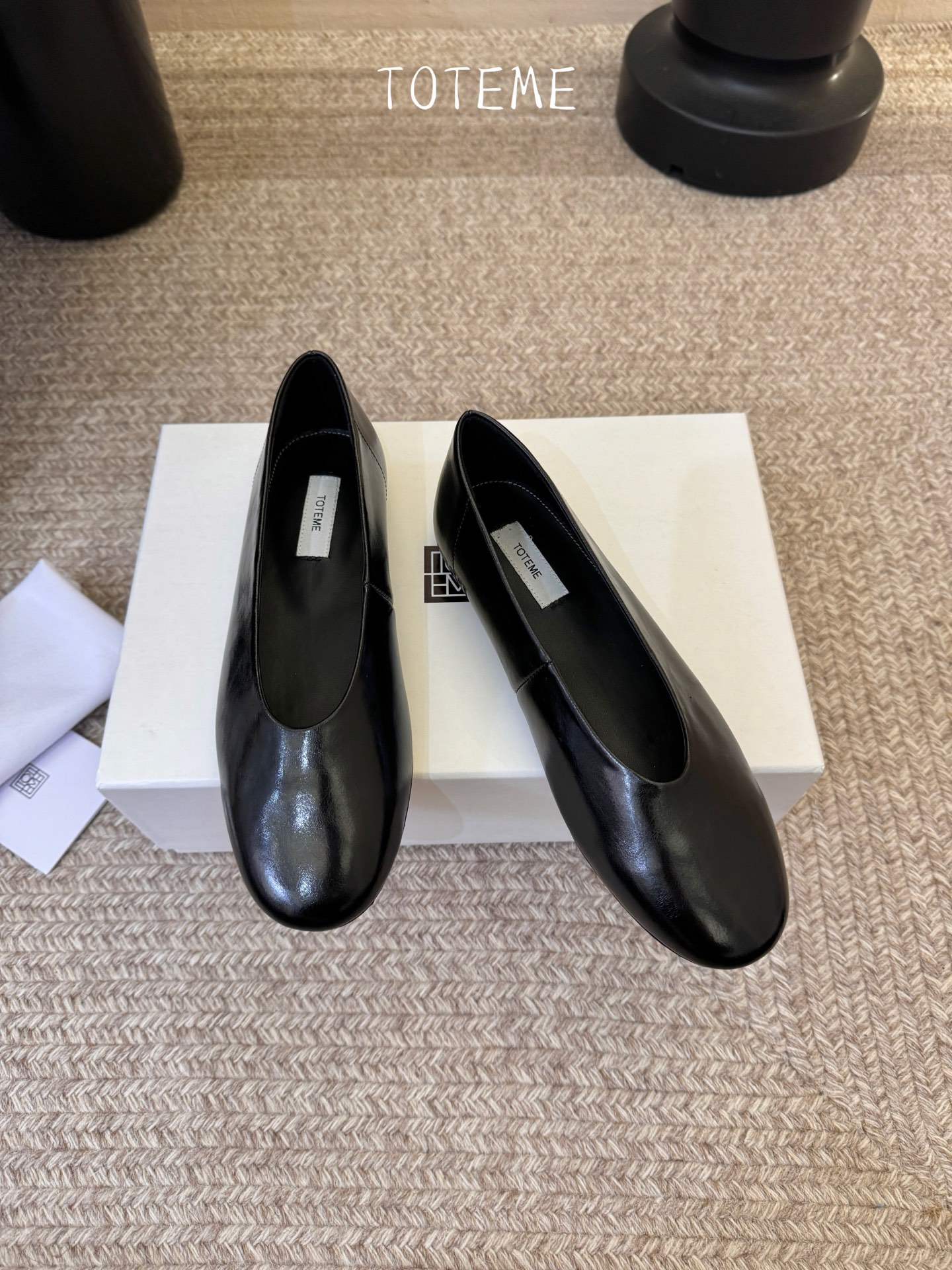 Toteme新款奶奶鞋！极简主义风格 复古又高级！简约又大气 属于非常耐看的款式！鞋面采用牛反绒/开边珠