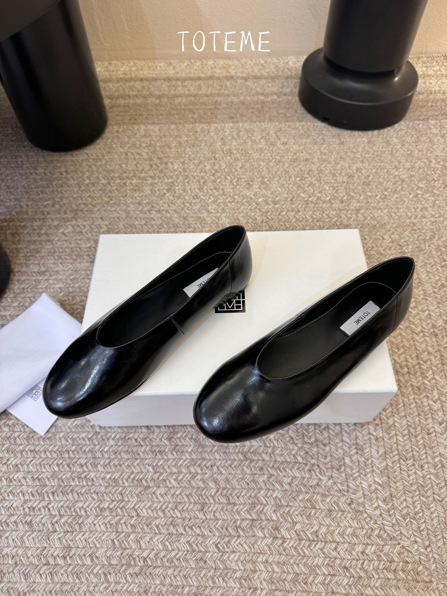 Toteme新款奶奶鞋！极简主义风格 复古又高级！简约又大气 属于非常耐看的款式！鞋面采用牛反绒/开边珠