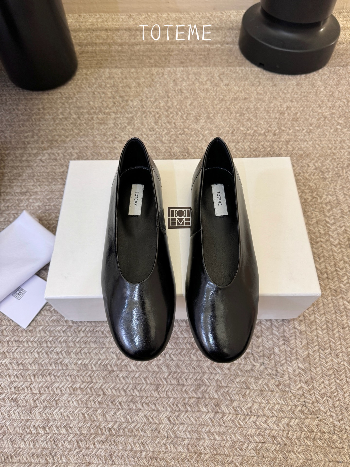 Toteme新款奶奶鞋！极简主义风格 复古又高级！简约又大气 属于非常耐看的款式！鞋面采用牛反绒/开边珠