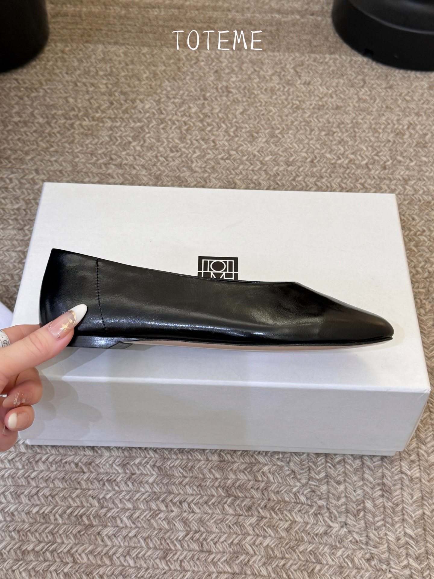 Toteme新款奶奶鞋！极简主义风格 复古又高级！简约又大气 属于非常耐看的款式！鞋面采用牛反绒/开边珠