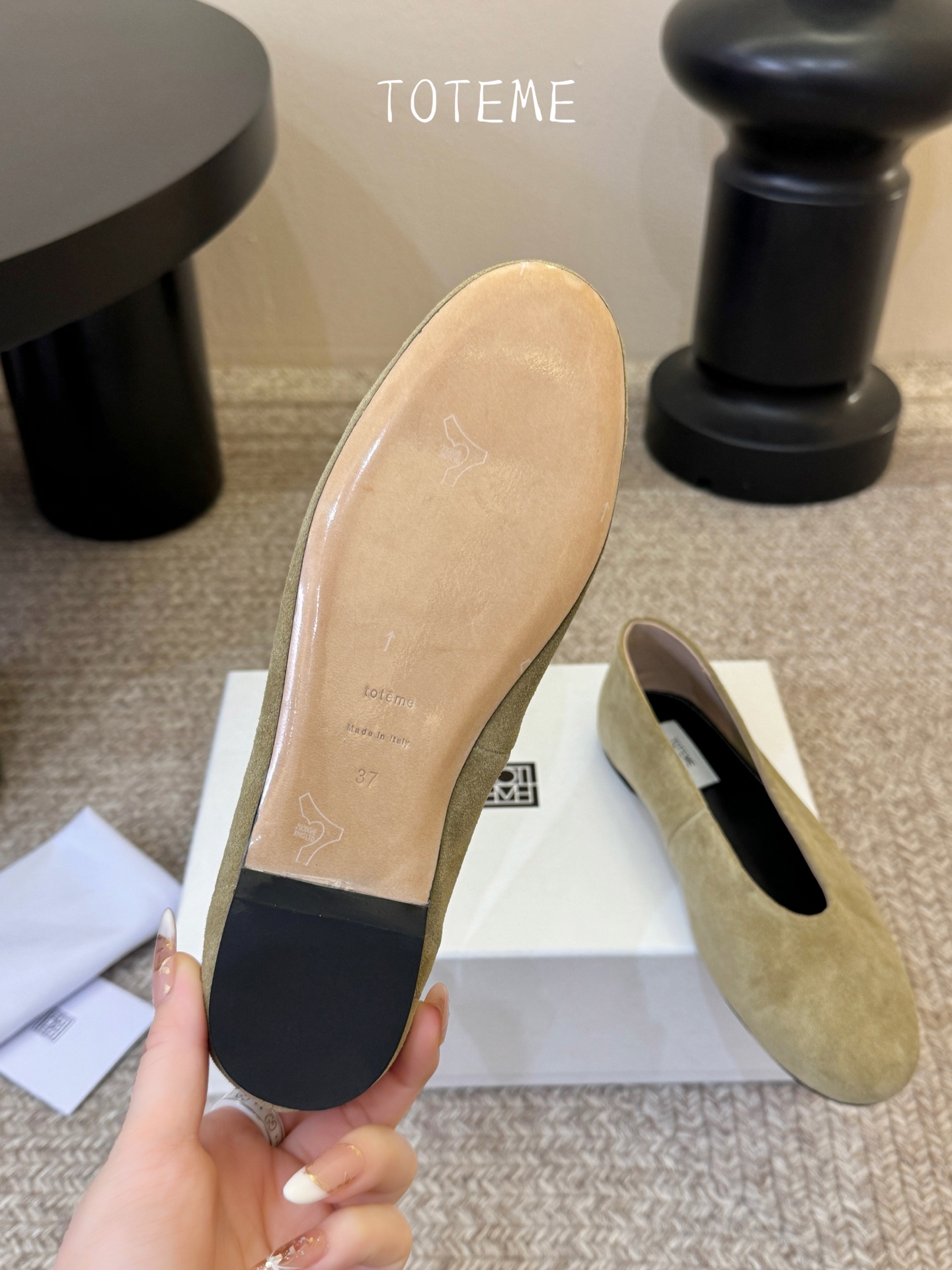 Toteme新款奶奶鞋！极简主义风格 复古又高级！简约又大气 属于非常耐看的款式！鞋面采用牛反绒/开边珠