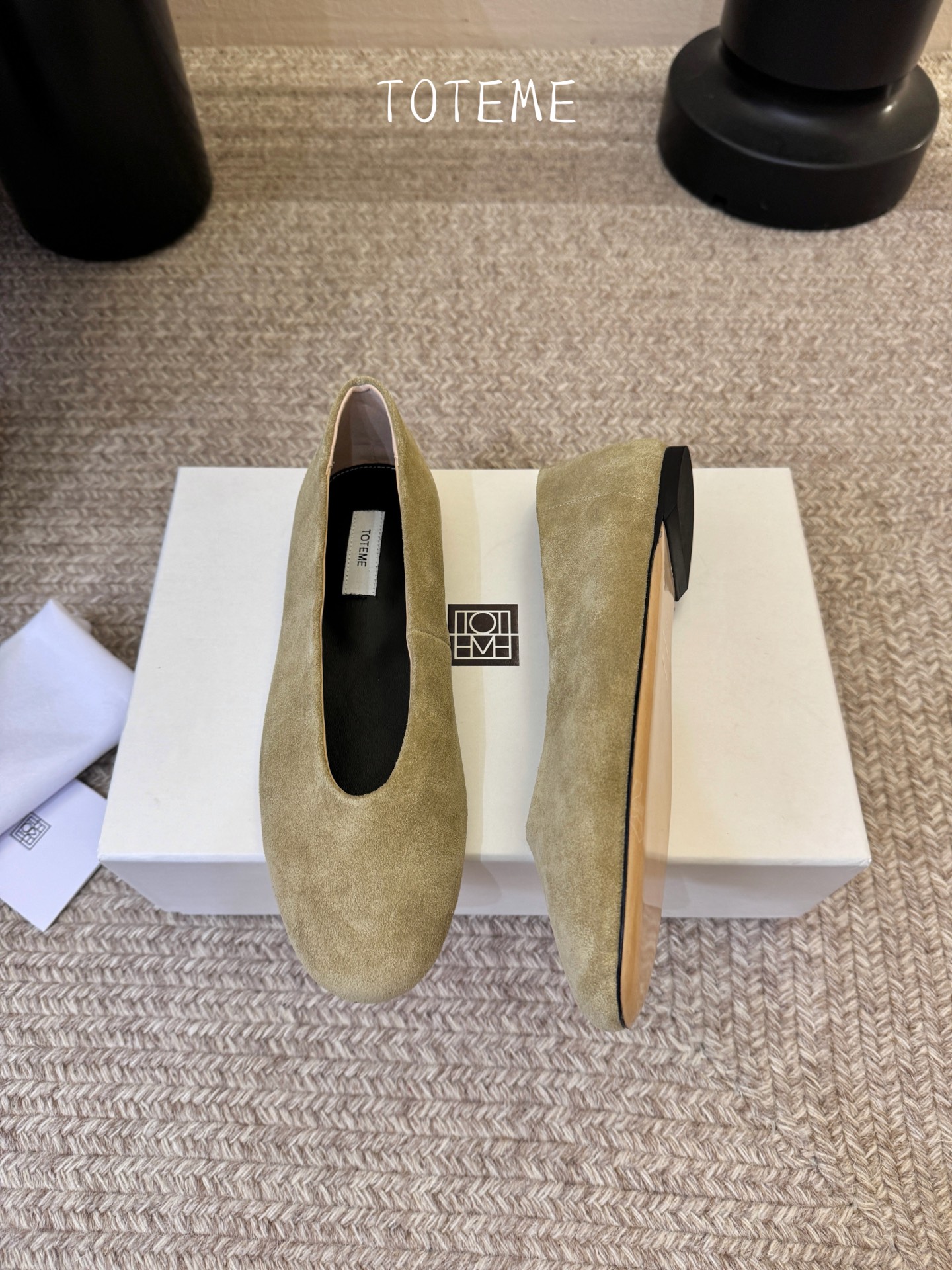 Toteme新款奶奶鞋！极简主义风格 复古又高级！简约又大气 属于非常耐看的款式！鞋面采用牛反绒/开边珠