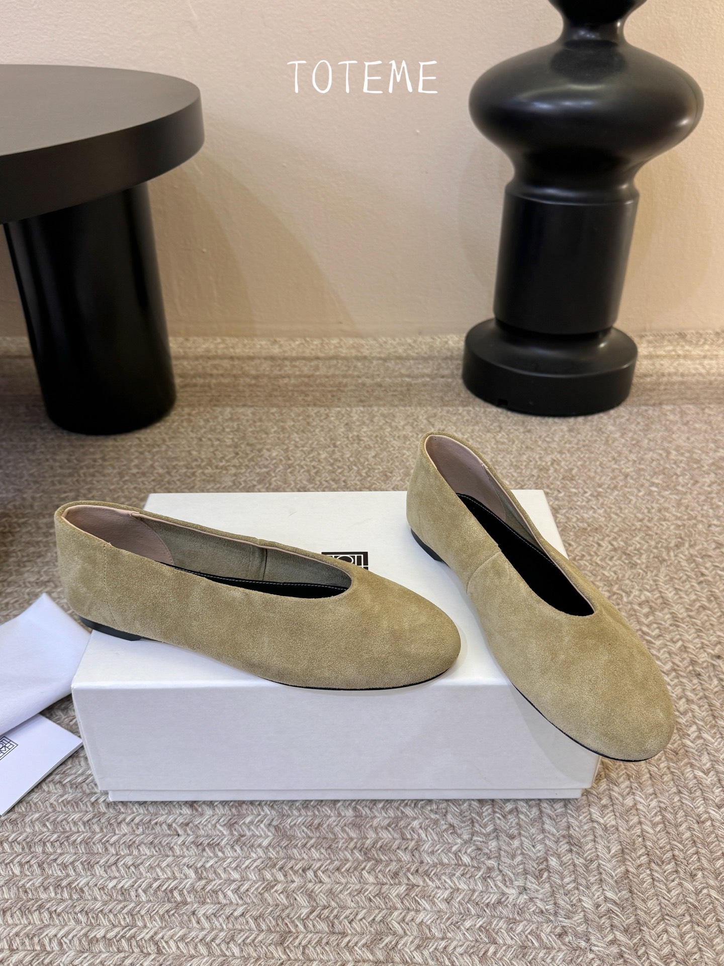 Toteme新款奶奶鞋！极简主义风格 复古又高级！简约又大气 属于非常耐看的款式！鞋面采用牛反绒/开边珠