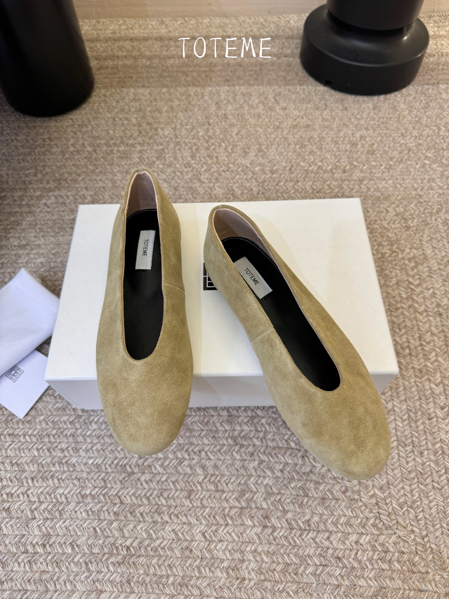 Toteme新款奶奶鞋！极简主义风格 复古又高级！简约又大气 属于非常耐看的款式！鞋面采用牛反绒/开边珠