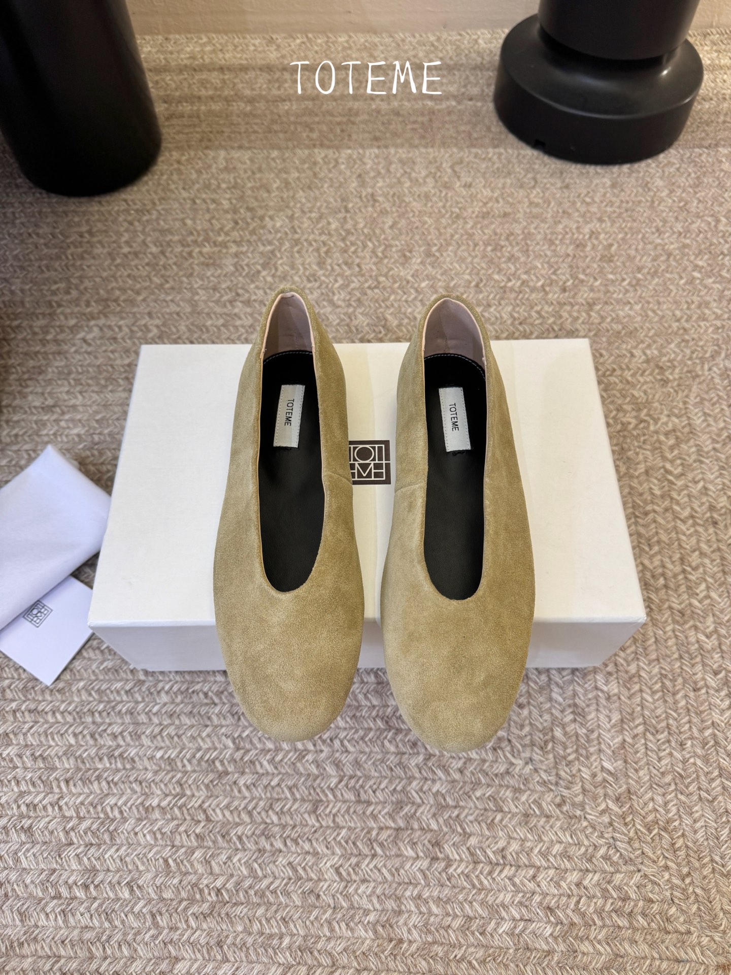 Toteme新款奶奶鞋！极简主义风格 复古又高级！简约又大气 属于非常耐看的款式！鞋面采用牛反绒/开边珠