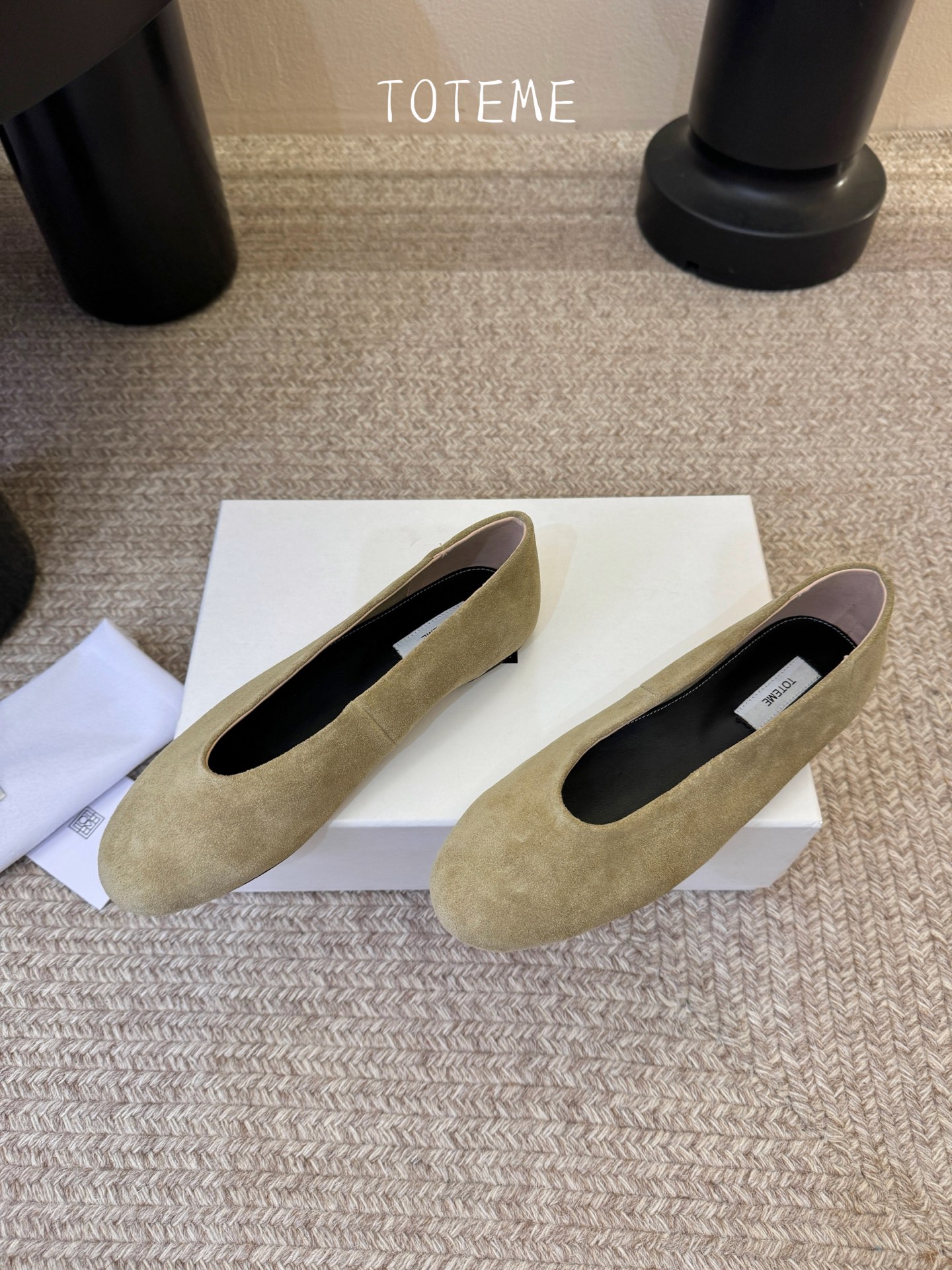 Toteme新款奶奶鞋！极简主义风格 复古又高级！简约又大气 属于非常耐看的款式！鞋面采用牛反绒/开边珠