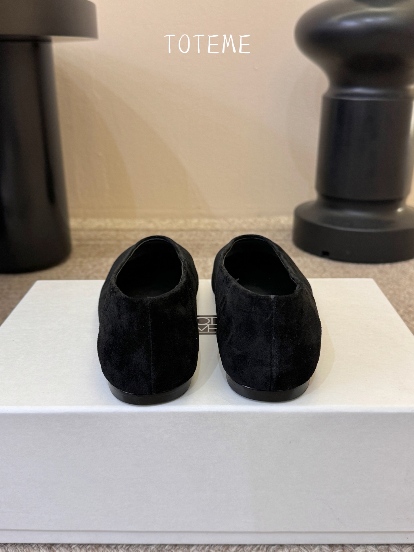 Toteme新款奶奶鞋！极简主义风格 复古又高级！简约又大气 属于非常耐看的款式！鞋面采用牛反绒/开边珠
