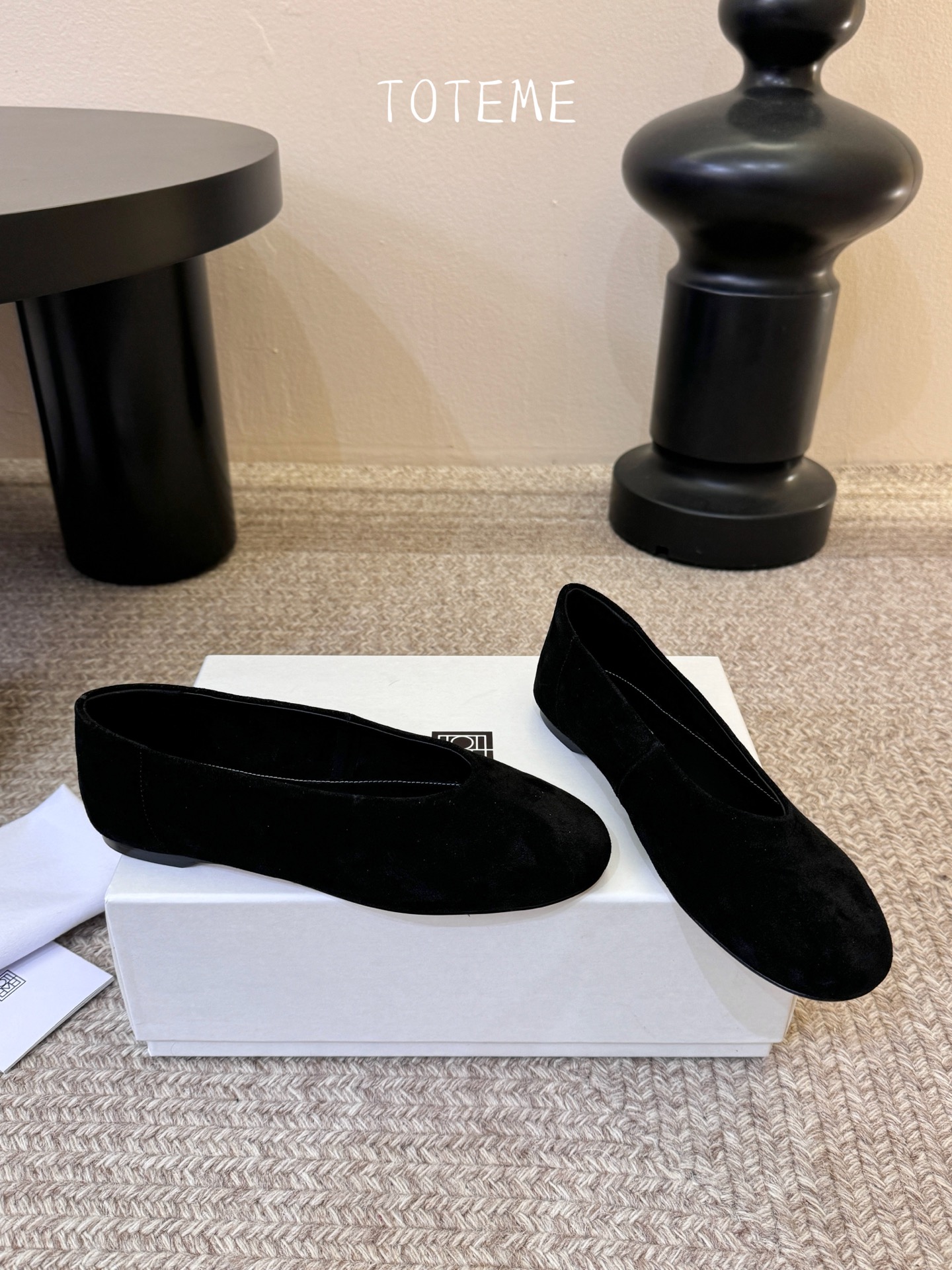 Toteme新款奶奶鞋！极简主义风格 复古又高级！简约又大气 属于非常耐看的款式！鞋面采用牛反绒/开边珠