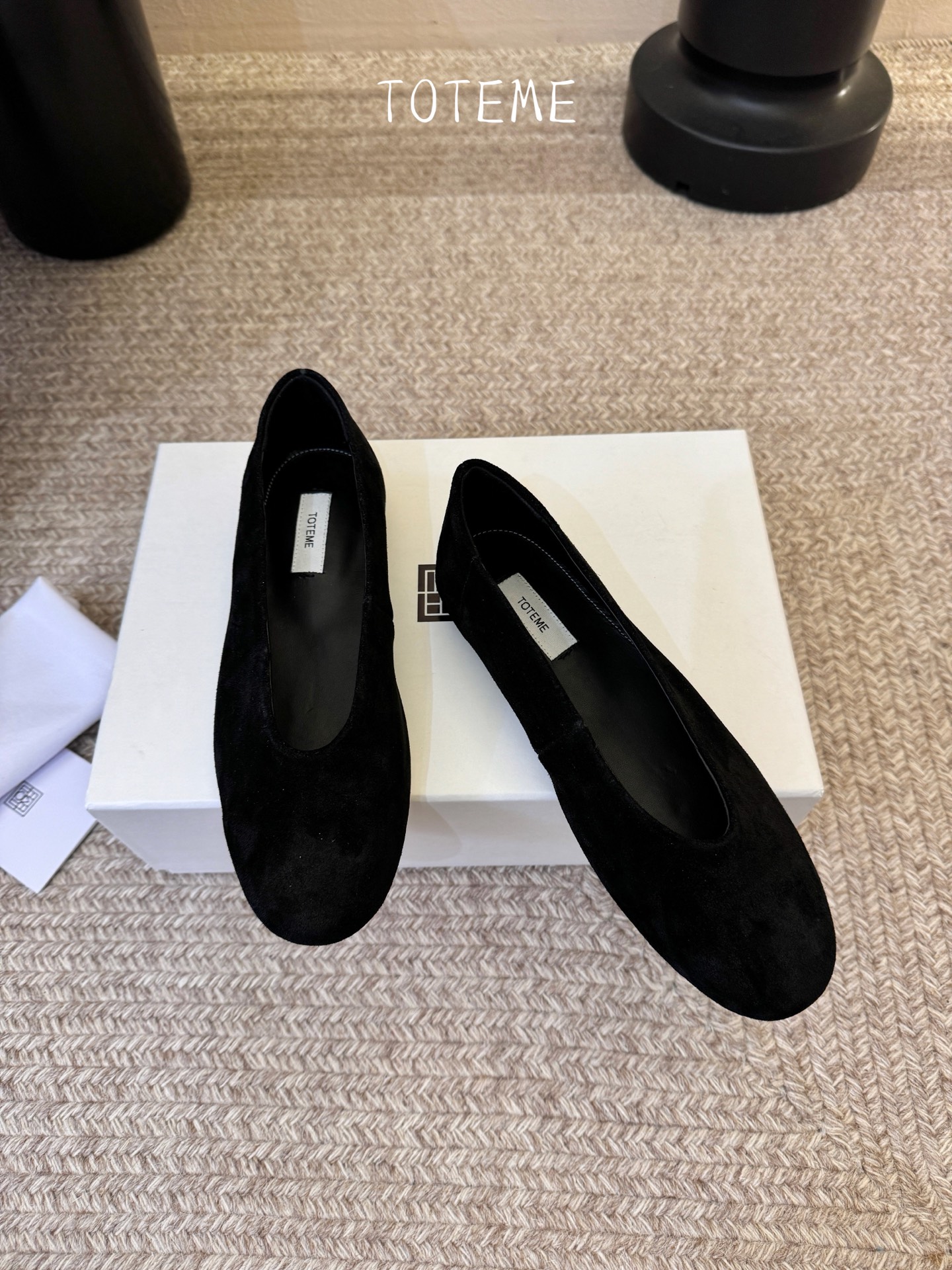 Toteme新款奶奶鞋！极简主义风格 复古又高级！简约又大气 属于非常耐看的款式！鞋面采用牛反绒/开边珠