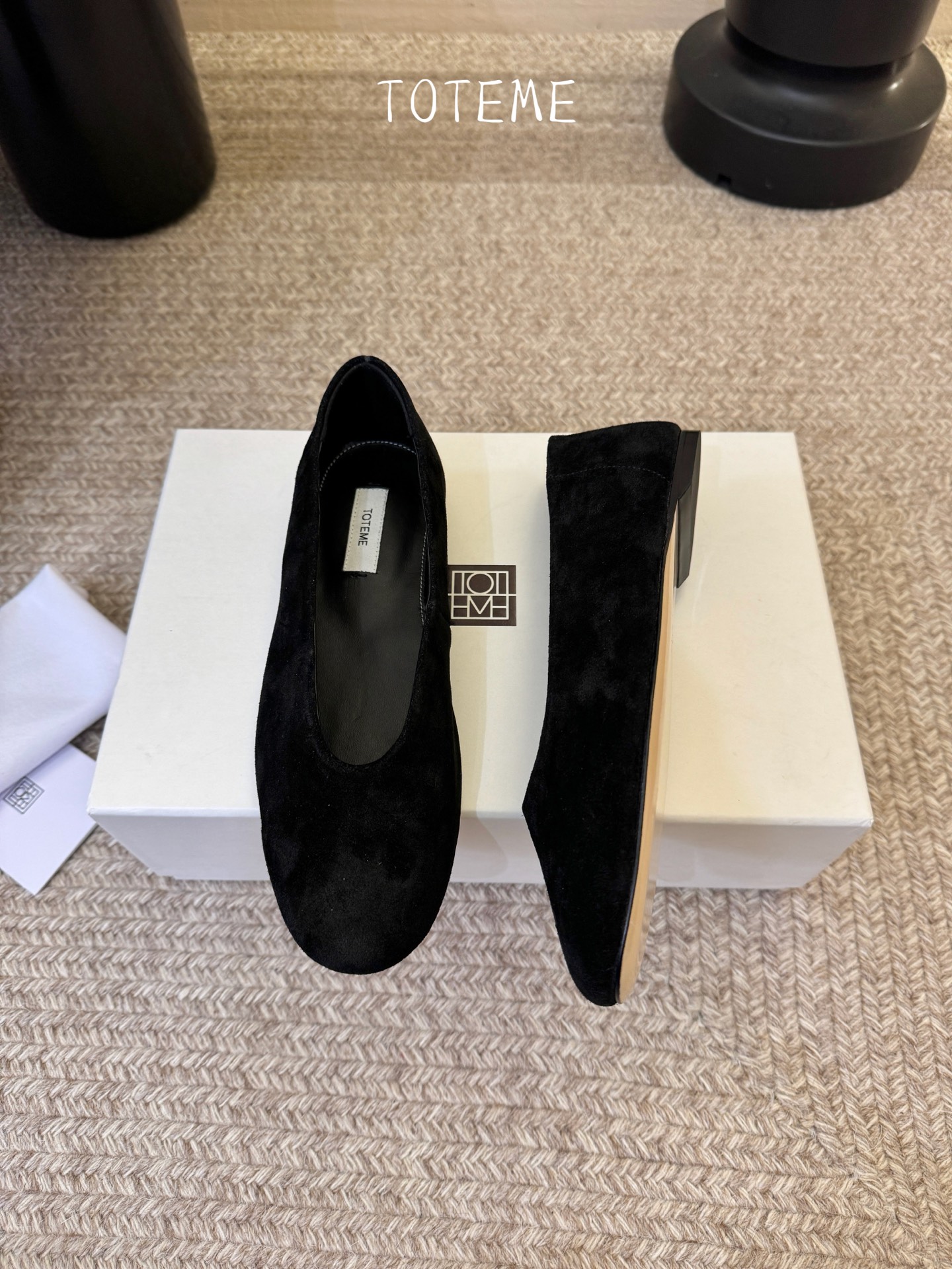 Toteme新款奶奶鞋！极简主义风格 复古又高级！简约又大气 属于非常耐看的款式！鞋面采用牛反绒/开边珠