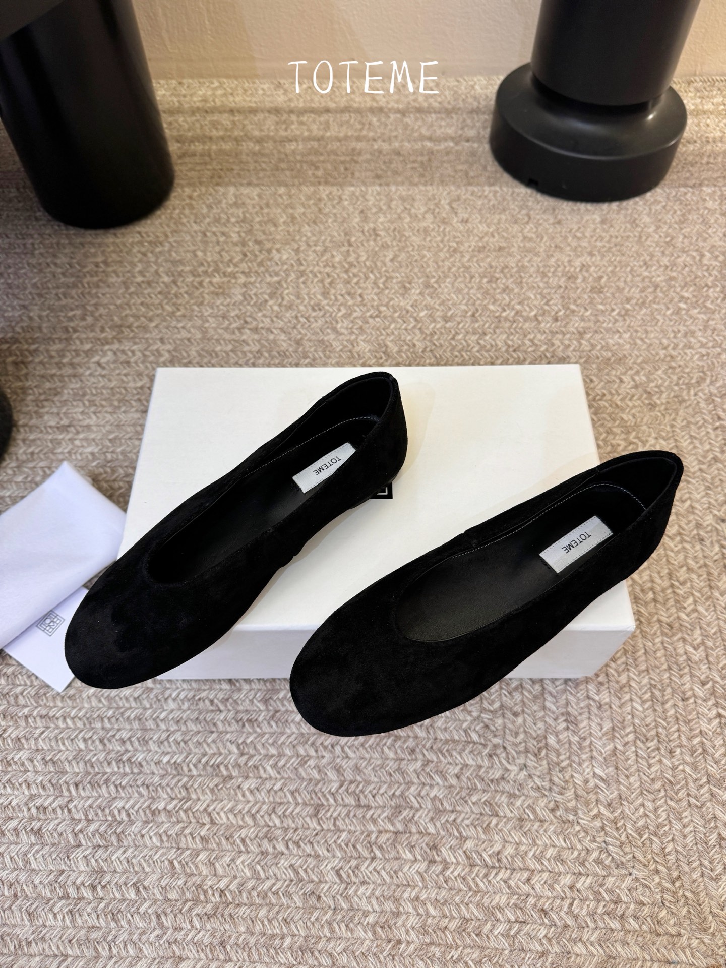 Toteme新款奶奶鞋！极简主义风格 复古又高级！简约又大气 属于非常耐看的款式！鞋面采用牛反绒/开边珠