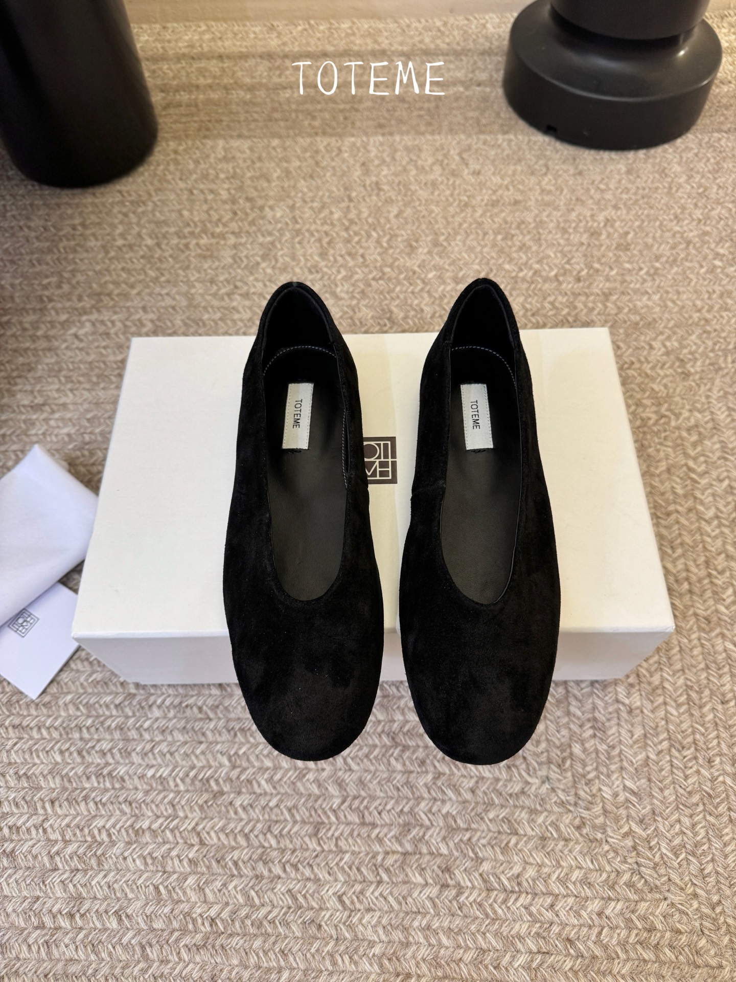 Toteme新款奶奶鞋！极简主义风格 复古又高级！简约又大气 属于非常耐看的款式！鞋面采用牛反绒/开边珠