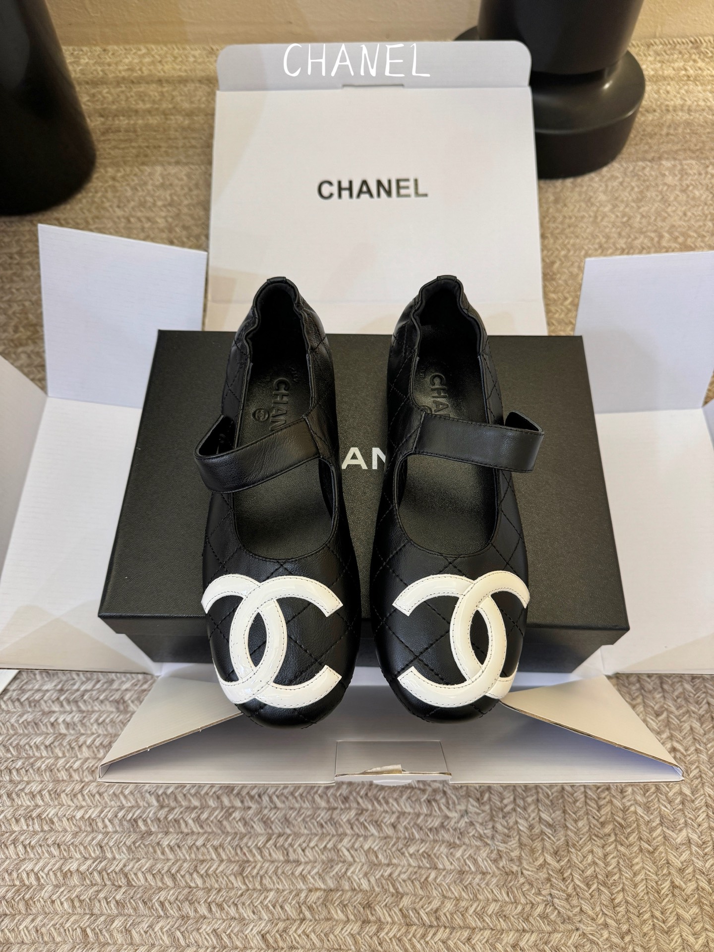 小香新品蝴蝶结芭蕾舞鞋 原版1:1复刻 经典中的经典 无论搭配裤装还是裙装都是完美 小圆头的设计很好的修