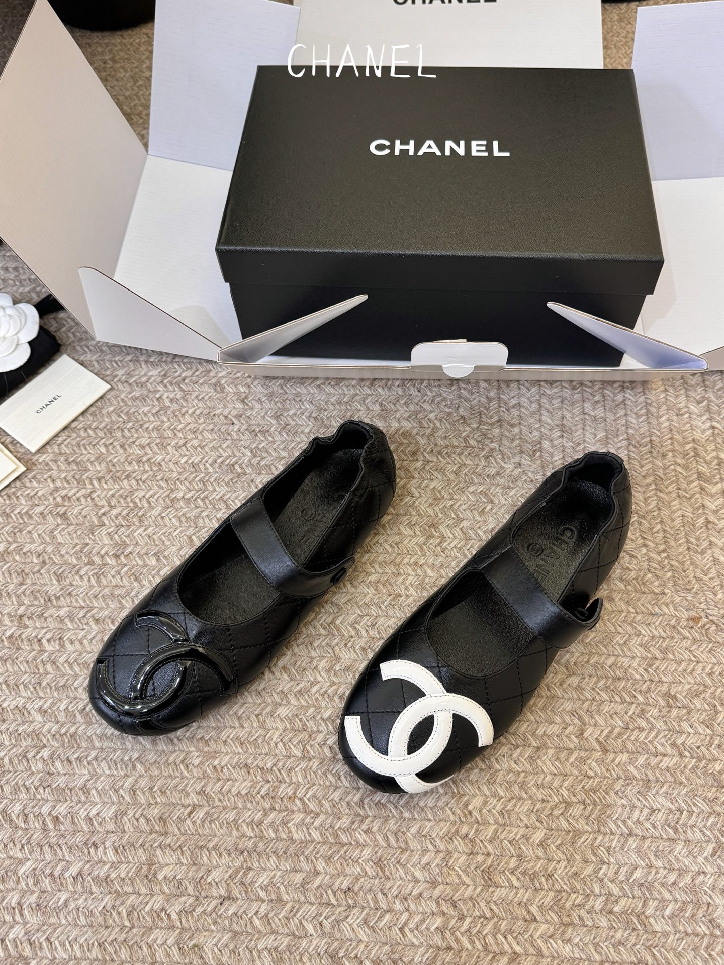 小香新品蝴蝶结芭蕾舞鞋 原版1:1复刻 经典中的经典 无论搭配裤装还是裙装都是完美 小圆头的设计很好的修