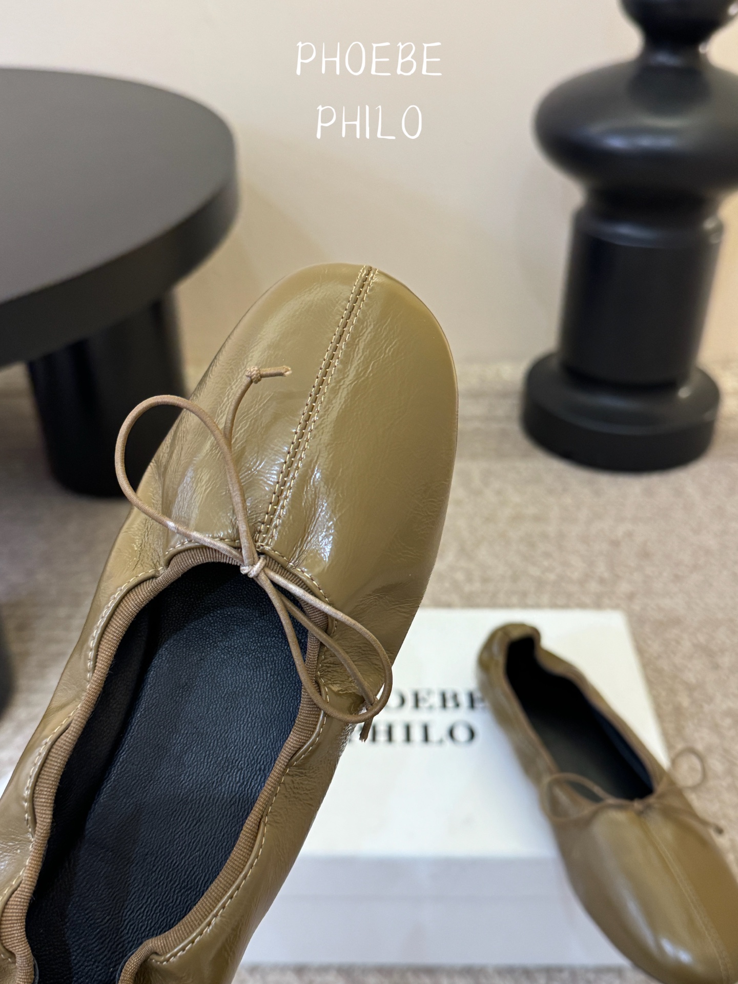 Phoebe Phil*早春新款芭蕾风软底单鞋经典的芭蕾鞋型，搭配鞋头的小蝴蝶结，自带软萌的少女感。鞋口