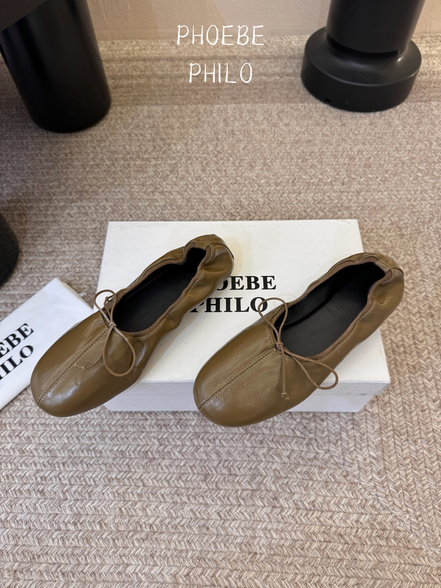 Phoebe Phil*早春新款芭蕾风软底单鞋经典的芭蕾鞋型，搭配鞋头的小蝴蝶结，自带软萌的少女感。鞋口