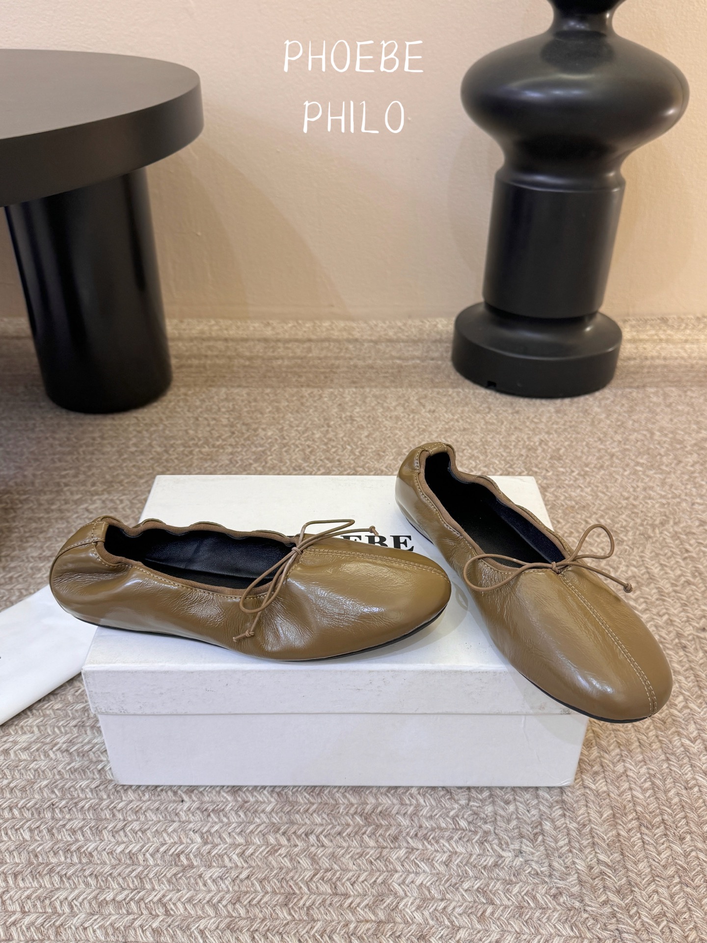 Phoebe Phil*早春新款芭蕾风软底单鞋经典的芭蕾鞋型，搭配鞋头的小蝴蝶结，自带软萌的少女感。鞋口