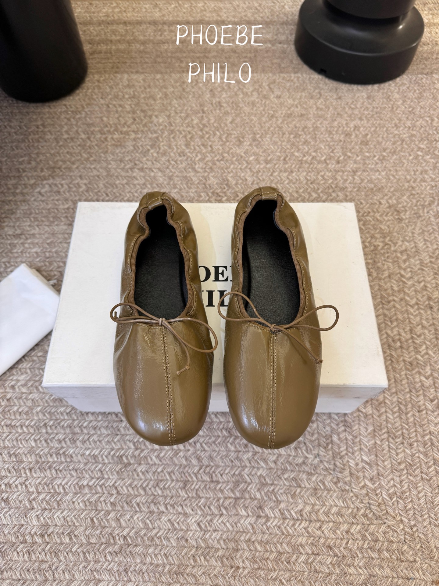 Phoebe Phil*早春新款芭蕾风软底单鞋经典的芭蕾鞋型，搭配鞋头的小蝴蝶结，自带软萌的少女感。鞋口