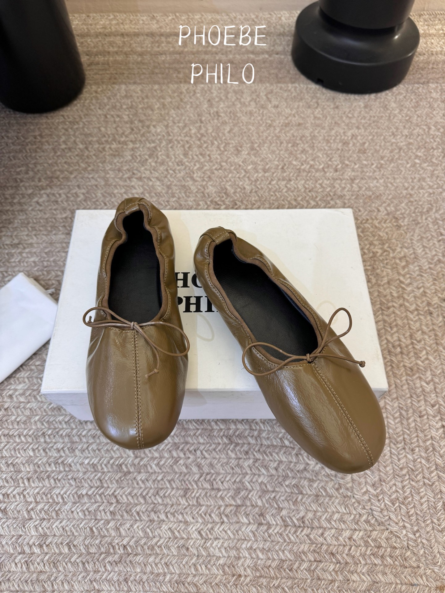 Phoebe Phil*早春新款芭蕾风软底单鞋经典的芭蕾鞋型，搭配鞋头的小蝴蝶结，自带软萌的少女感。鞋口