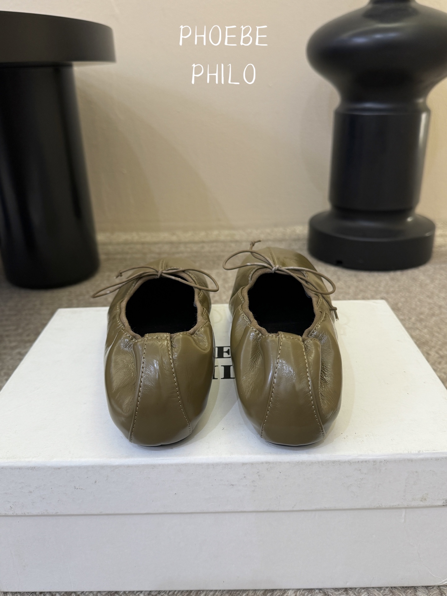 Phoebe Phil*早春新款芭蕾风软底单鞋经典的芭蕾鞋型，搭配鞋头的小蝴蝶结，自带软萌的少女感。鞋口