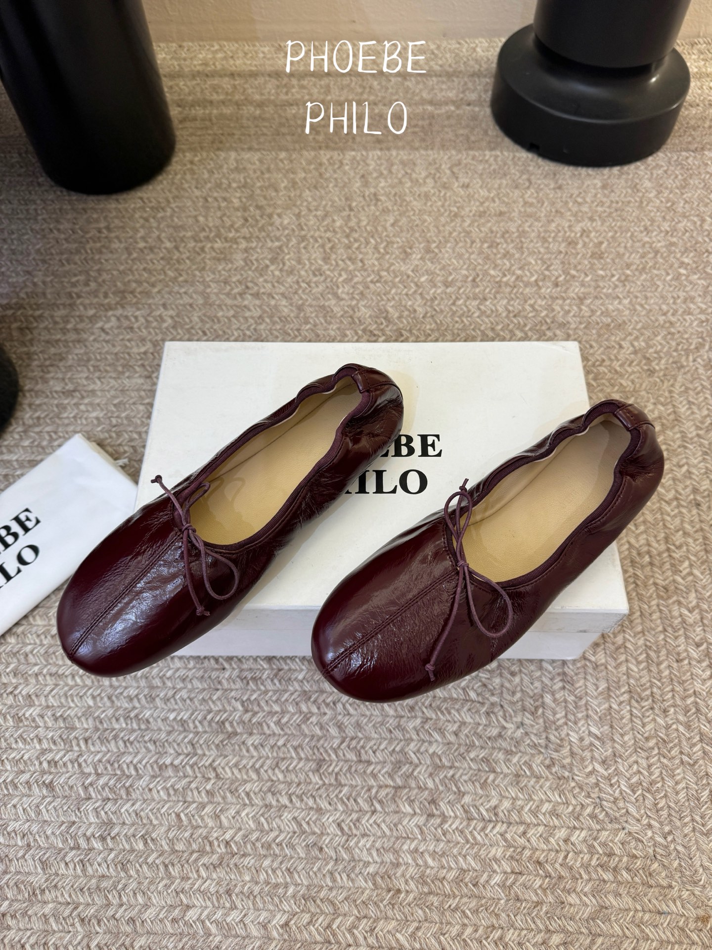 Phoebe Phil*早春新款芭蕾风软底单鞋经典的芭蕾鞋型，搭配鞋头的小蝴蝶结，自带软萌的少女感。鞋口