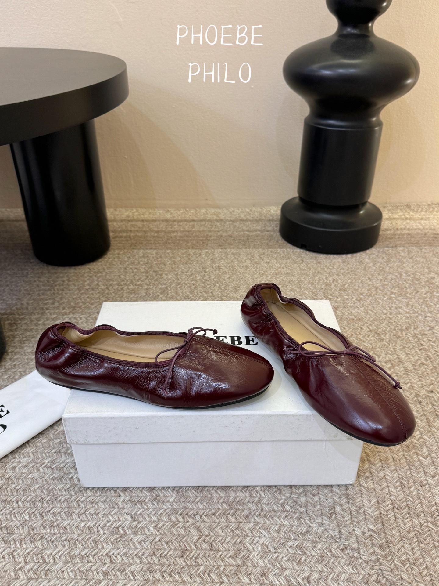 Phoebe Phil*早春新款芭蕾风软底单鞋经典的芭蕾鞋型，搭配鞋头的小蝴蝶结，自带软萌的少女感。鞋口