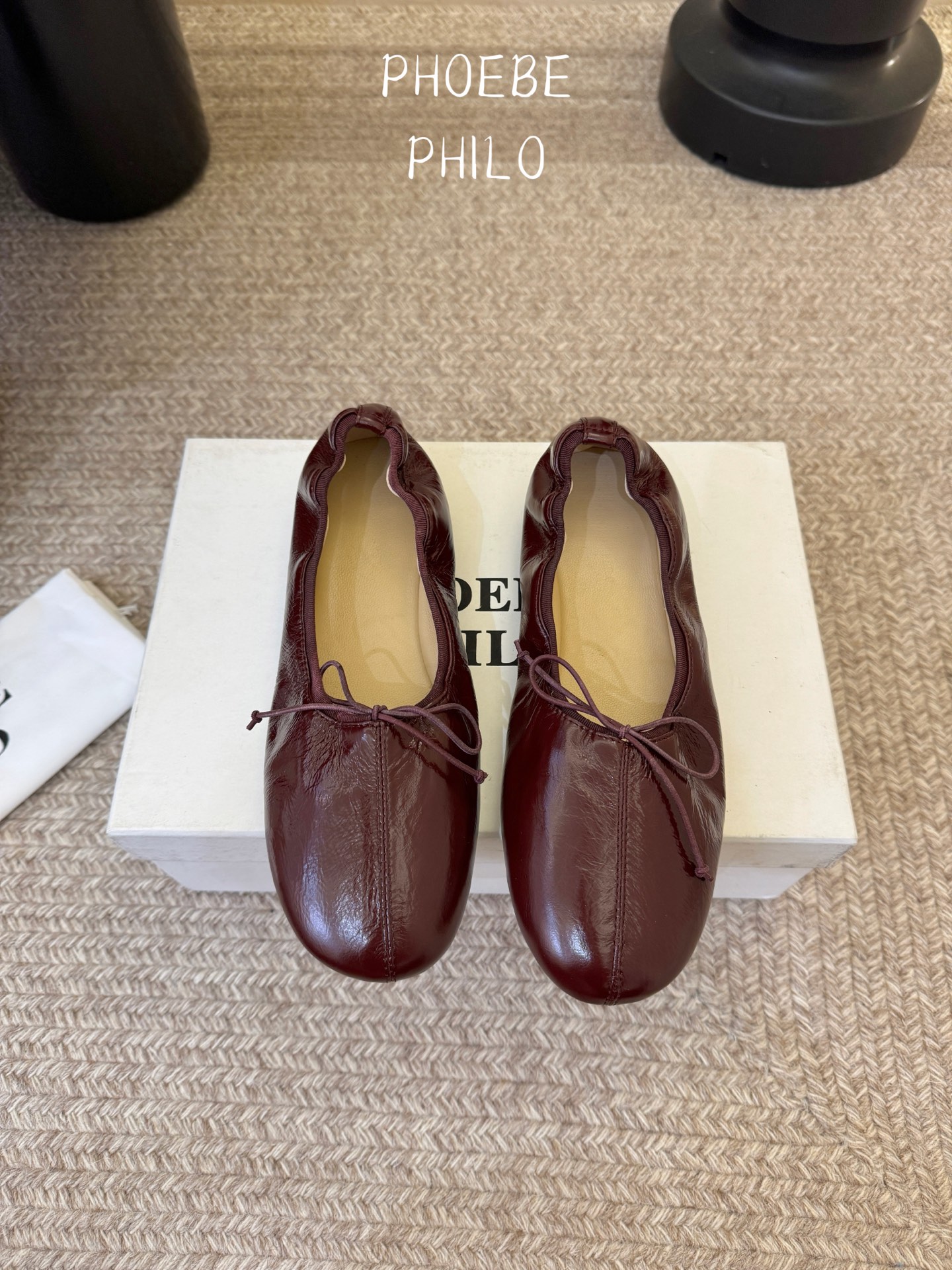 Phoebe Phil*早春新款芭蕾风软底单鞋经典的芭蕾鞋型，搭配鞋头的小蝴蝶结，自带软萌的少女感。鞋口