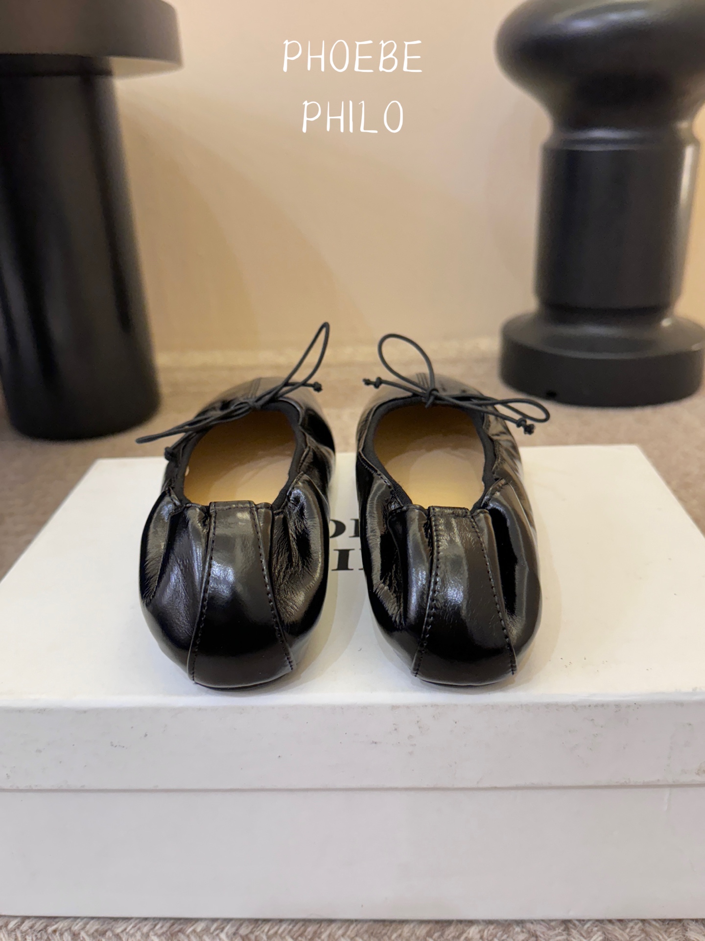 Phoebe Phil*早春新款芭蕾风软底单鞋经典的芭蕾鞋型，搭配鞋头的小蝴蝶结，自带软萌的少女感。鞋口