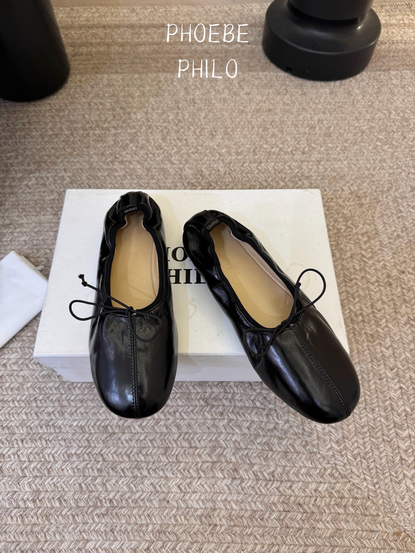 Phoebe Phil*早春新款芭蕾风软底单鞋经典的芭蕾鞋型，搭配鞋头的小蝴蝶结，自带软萌的少女感。鞋口