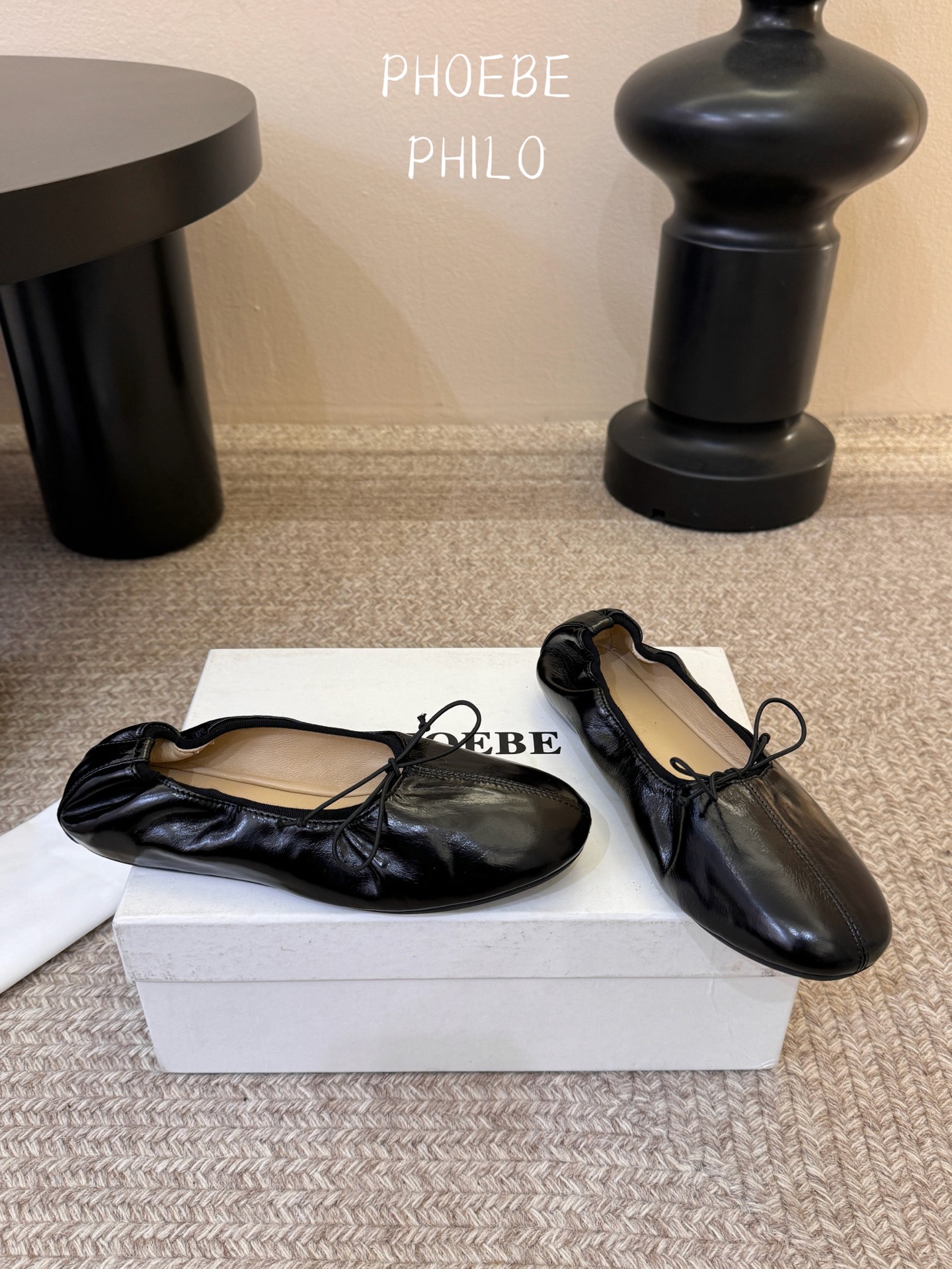 Phoebe Phil*早春新款芭蕾风软底单鞋经典的芭蕾鞋型，搭配鞋头的小蝴蝶结，自带软萌的少女感。鞋口