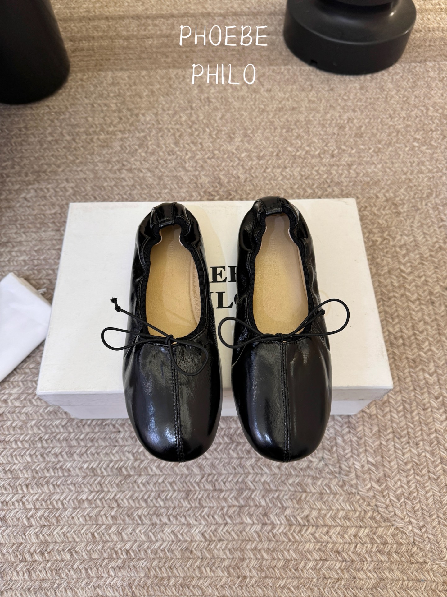 Phoebe Phil*早春新款芭蕾风软底单鞋经典的芭蕾鞋型，搭配鞋头的小蝴蝶结，自带软萌的少女感。鞋口