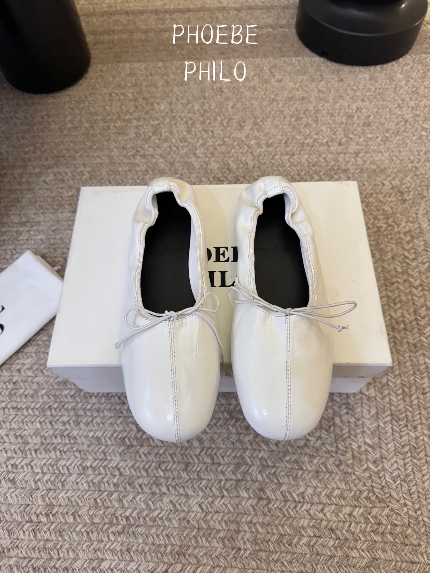 Phoebe Phil*早春新款芭蕾风软底单鞋经典的芭蕾鞋型，搭配鞋头的小蝴蝶结，自带软萌的少女感。鞋口