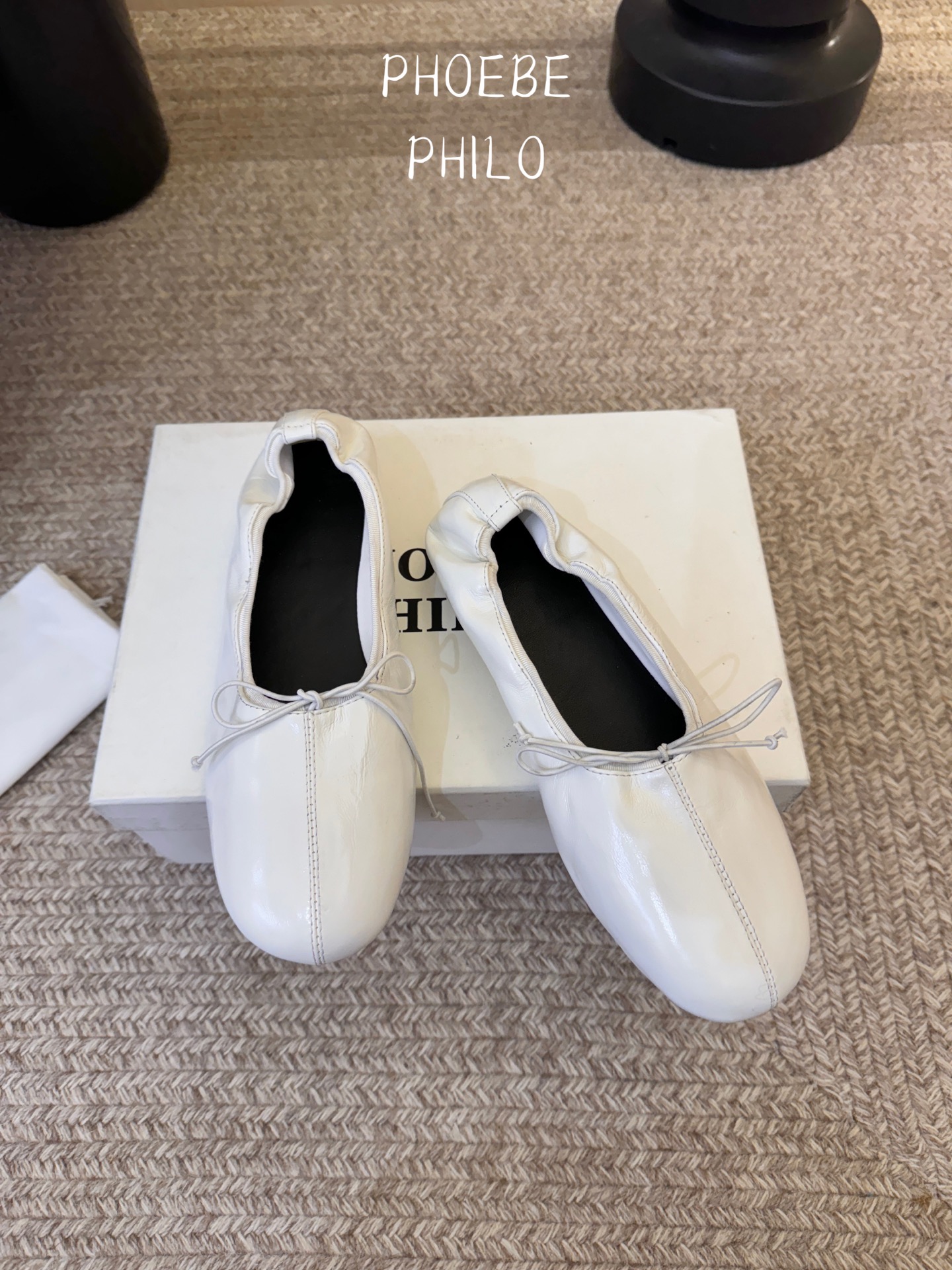 Phoebe Phil*早春新款芭蕾风软底单鞋经典的芭蕾鞋型，搭配鞋头的小蝴蝶结，自带软萌的少女感。鞋口