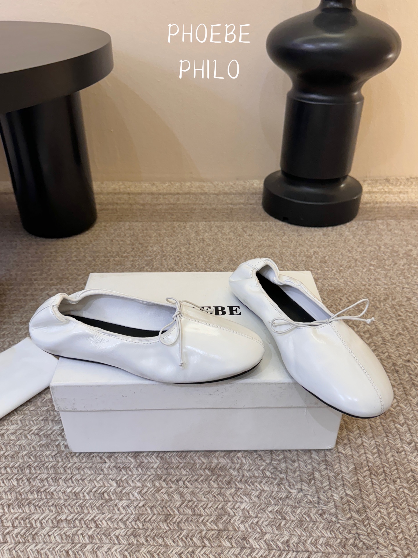 Phoebe Phil*早春新款芭蕾风软底单鞋经典的芭蕾鞋型，搭配鞋头的小蝴蝶结，自带软萌的少女感。鞋口