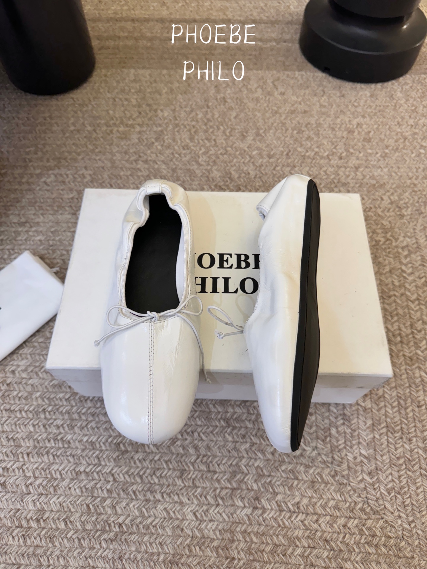 Phoebe Phil*早春新款芭蕾风软底单鞋经典的芭蕾鞋型，搭配鞋头的小蝴蝶结，自带软萌的少女感。鞋口