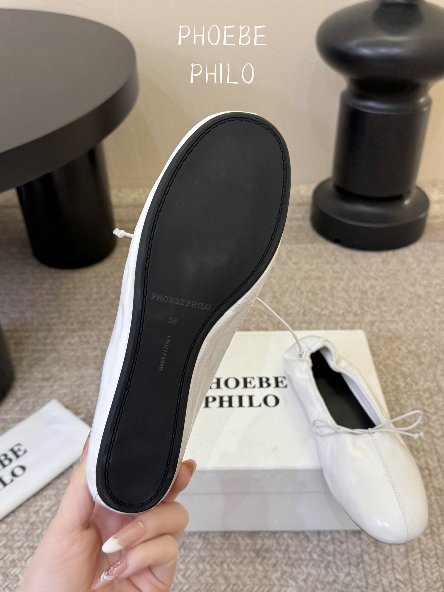 Phoebe Phil*早春新款芭蕾风软底单鞋经典的芭蕾鞋型，搭配鞋头的小蝴蝶结，自带软萌的少女感。鞋口