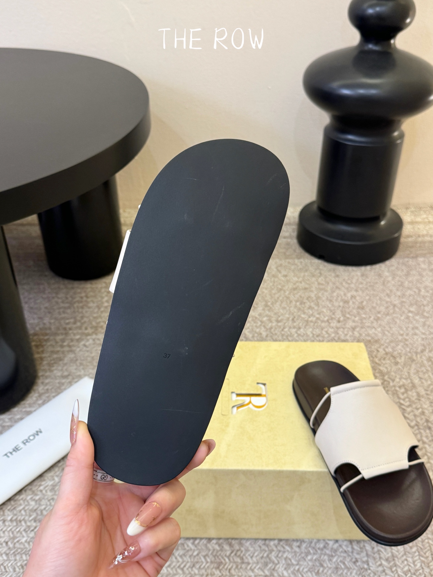 THE ROW 26春夏新款简易沙滩拖鞋 近两年最火之一的品牌，几乎博主人手一双！夏日的季节就要到了，推