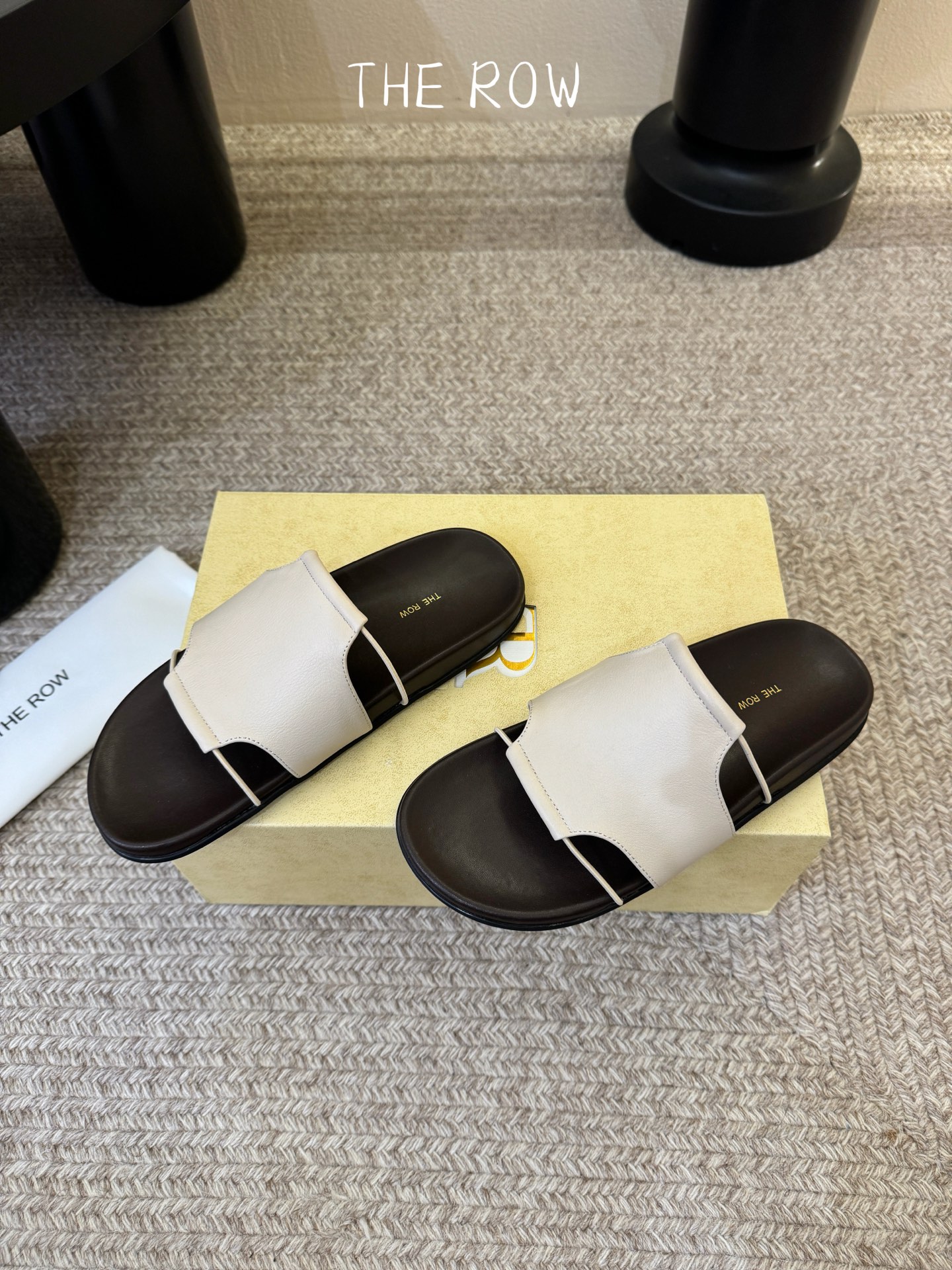 THE ROW 26春夏新款简易沙滩拖鞋 近两年最火之一的品牌，几乎博主人手一双！夏日的季节就要到了，推